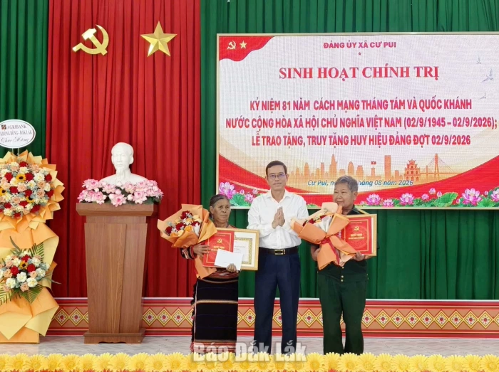 Xã Cư Pui tổ chức sinh hoạt chính trị và trao Huy hiệu Đảng đợt 2/9