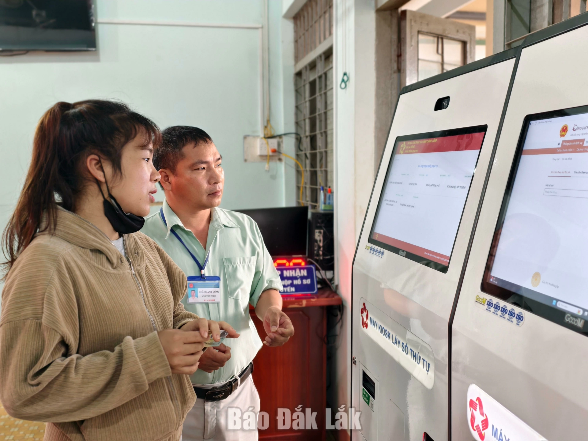 Cán bộ xã Ea Riêng tận tình hướng dẫn người dân khi đến giao dịch tại Trung tâm Phục vụ hành chính công.
