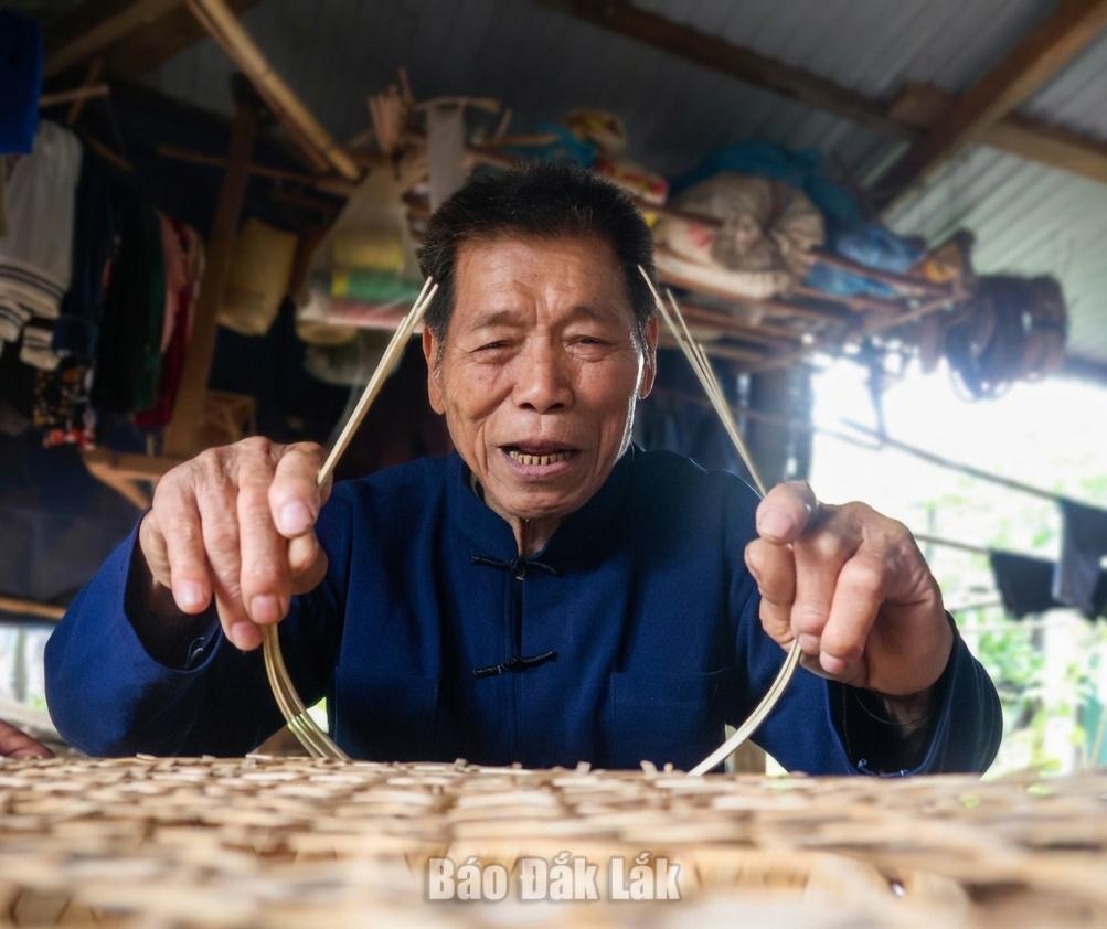 Mỗi vật dụng đều có kỹ thuật đan riêng, đòi hỏi sự công phu, tỷ mẫn của người đan lát. (trình lãnh đạo ảnh này và 2 ảnh dưới để chọn