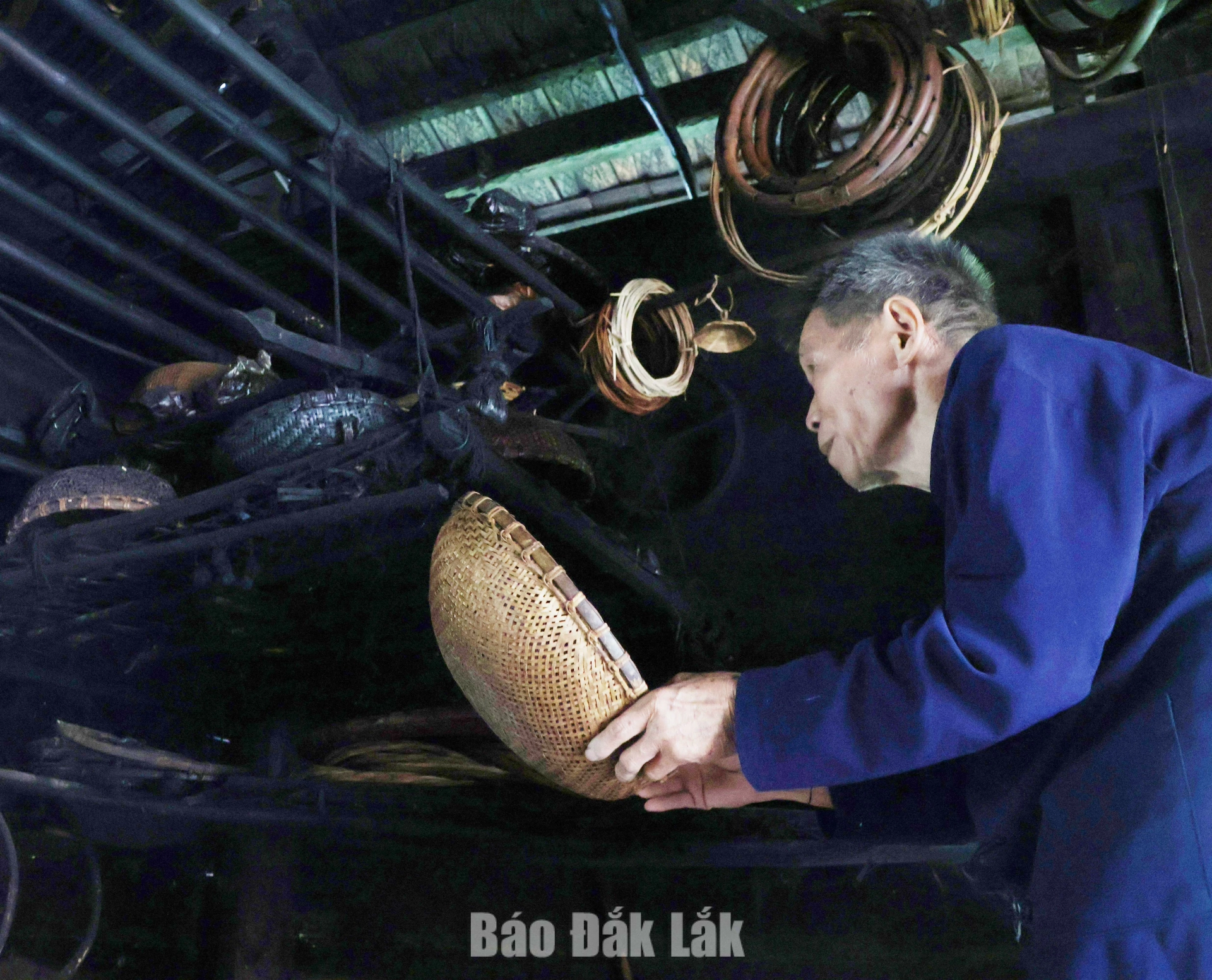 và sau khi làm xong được gác bếp để thêm độ bền, chắc, đẹp