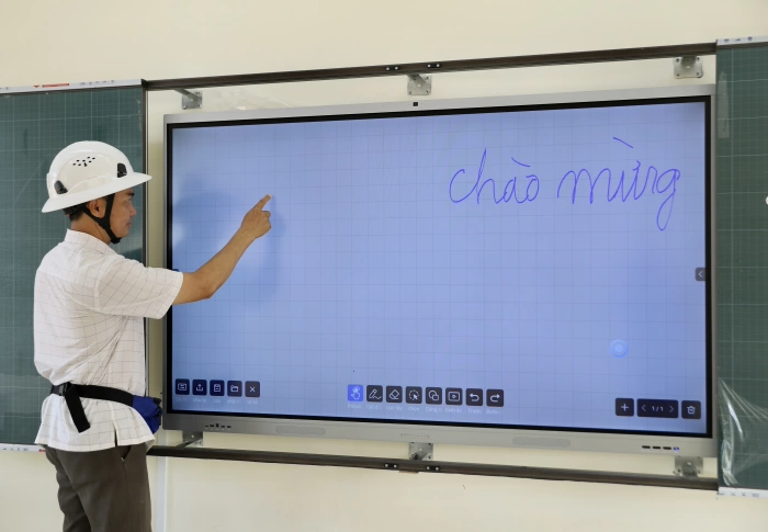 Học sinh trường phổ thông nội trú tại các xã biên giới đất liền được cấp đồ dùng cá nhân và học phẩm