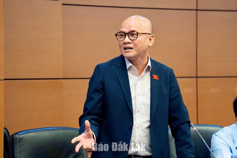 đại biểu Bế Trung Anh, Ủy viên là ĐBQH hoạt động chuyên trách tại Ủy ban Công tác đại biểu của Quốc hội (Đoàn ĐBQH tỉnh Đắk Lắk) đóng góp ý kiến tại phiên thảo luận. Ảnh: Đoàn ĐBQH tỉnh cung cấp