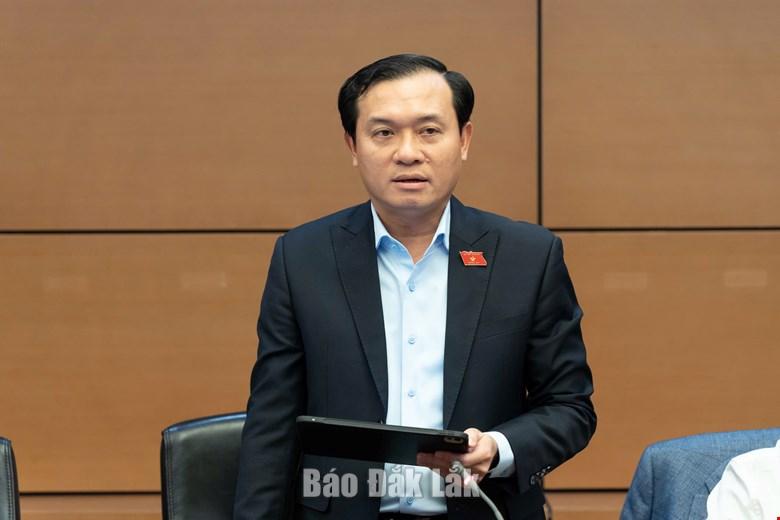 Đại biểu Bùi Thanh Toàn, Giám đốc Sở Khoa học và Công nghệ Đắk Lắk đóng góp ý kiến thảo luận. Ảnh: Đoàn ĐBQH tỉnh cung cấp