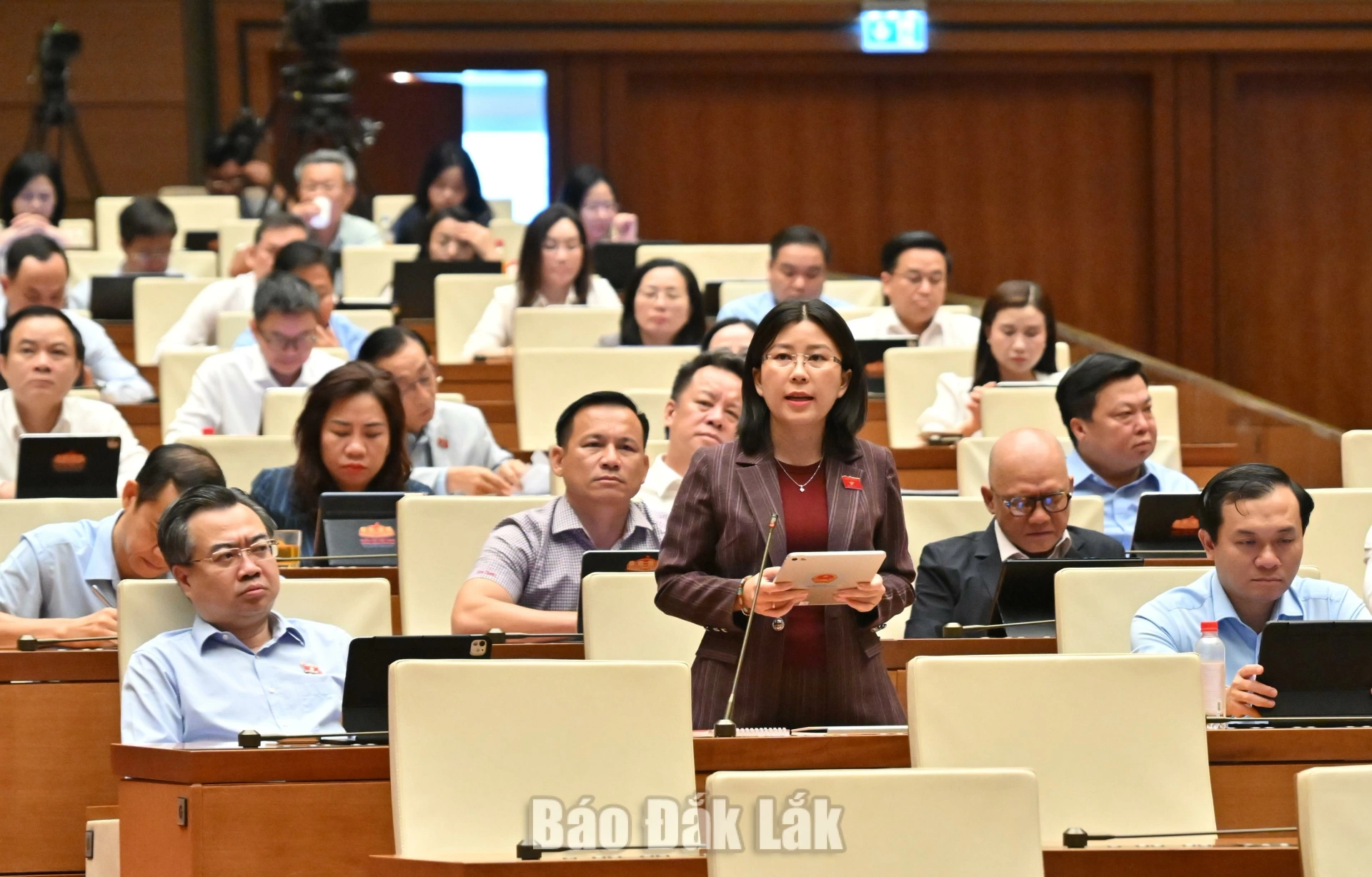 Đại biểu Lê Đào An Xuân, Phó Trưởng đoàn chuyên trách Đoàn ĐBQH tỉnh Đắk Lắk phát biểu thảo luận. Ảnh: Đoàn ĐBQH tỉnh cung cấp