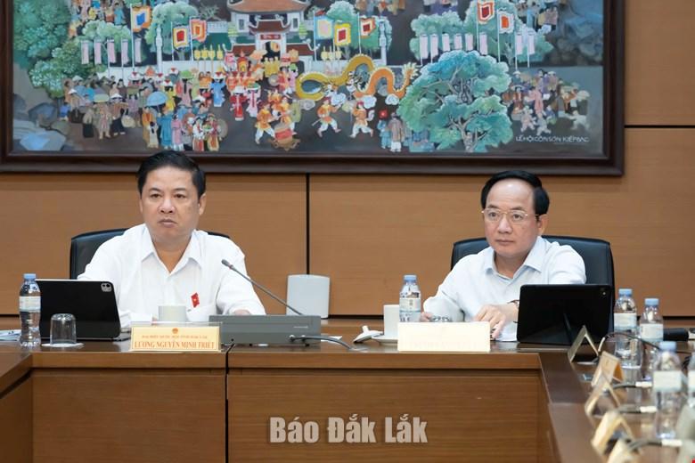 Đại biểu Trịnh Văn Quyết, Ủy viên Bộ Chính trị, Bí thư Trung ương Đảng, Trưởng Ban Tuyên giáo và Dân vận Trung ương và đồng chí Lương Nguyễn Minh Triết, Ủy viên Trung ương Đảng, Bí thư Tỉnh ủy Đắk Lắk, Trưởng Đoàn ĐBQH tỉnh Đắk Lắk đồng chủ trì phiên thảo luận tổ.