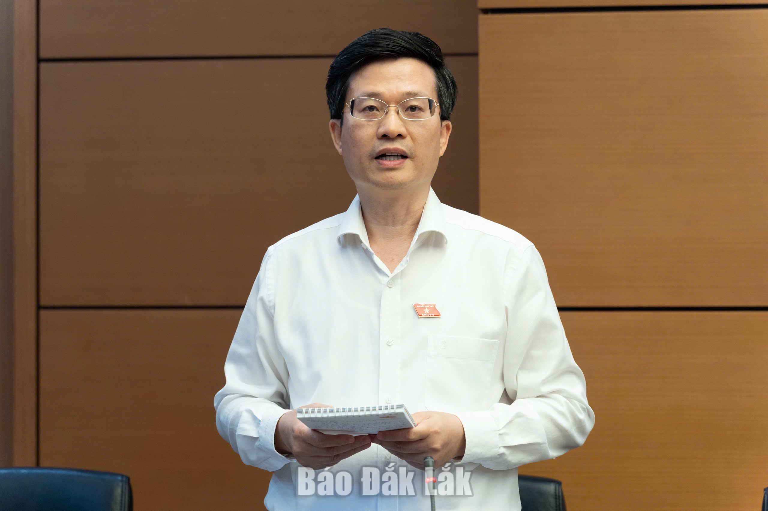 Đại biểu Đỗ Chí Nghĩa, Ủy viên là ĐBQH hoạt động chuyên trách tại Ủy ban Văn hóa và Xã hội của Quốc hội phát biểu. Ảnh: Đoàn ĐBQH tỉnh cung cấp