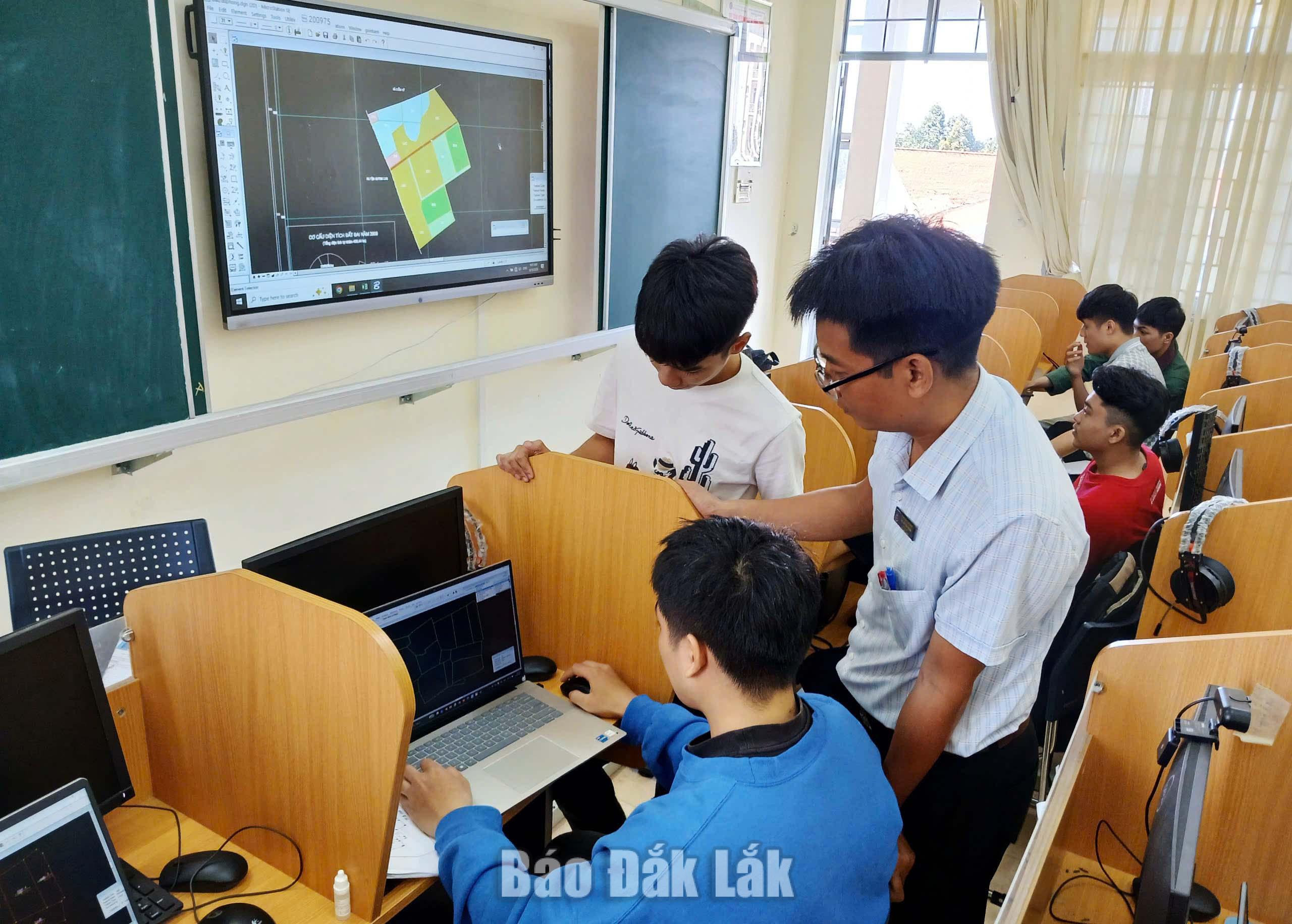 Sinh viên lớp Quản lý đất đai K23, Trường Đại học Tây Nguyên thực hành trên phòng máy. 