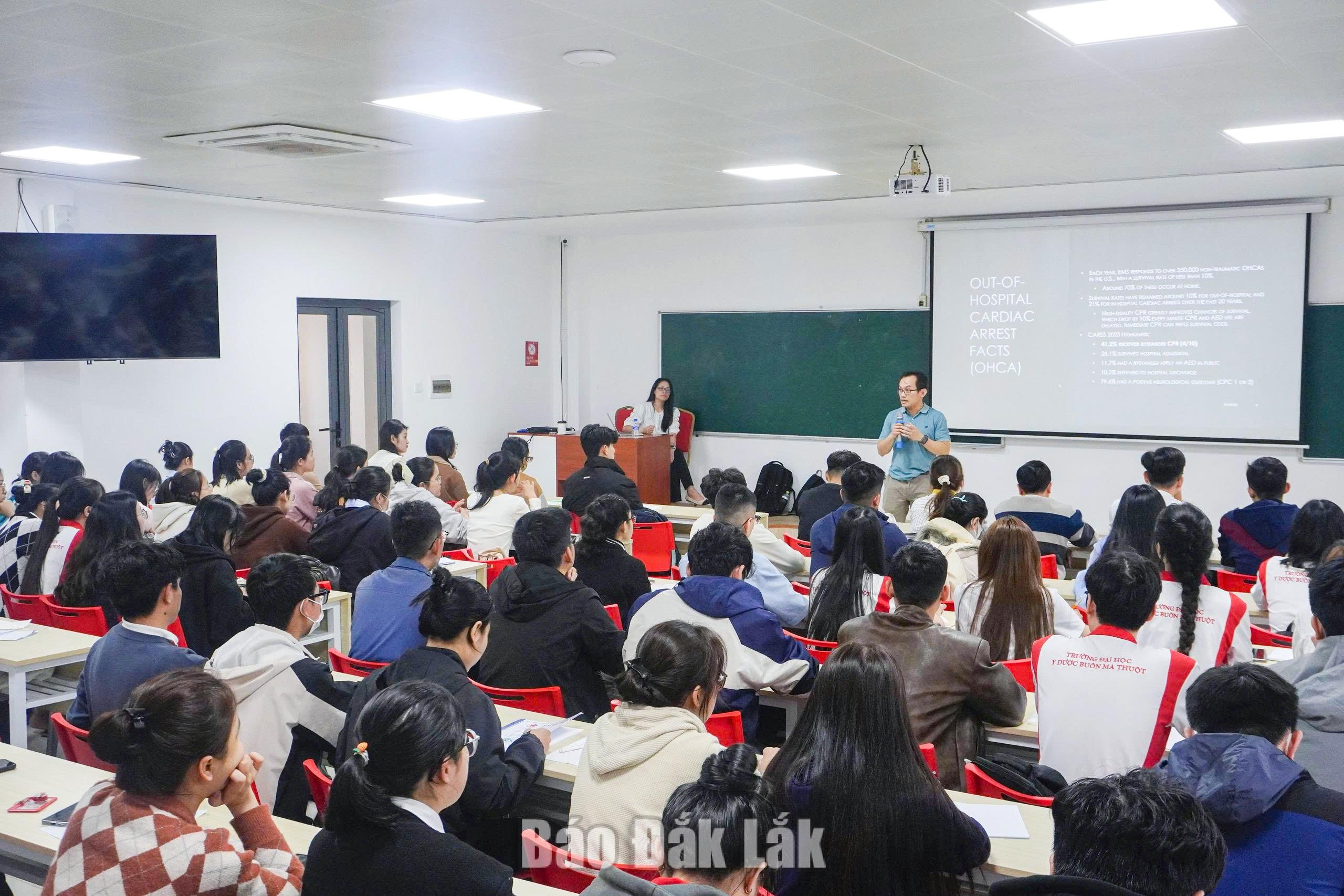 Sinh viên Trường Đại học Y Dược Buôn Ma Thuột tham dự buổi giảng dạy chuyên đề của giảng viên nước ngoài.