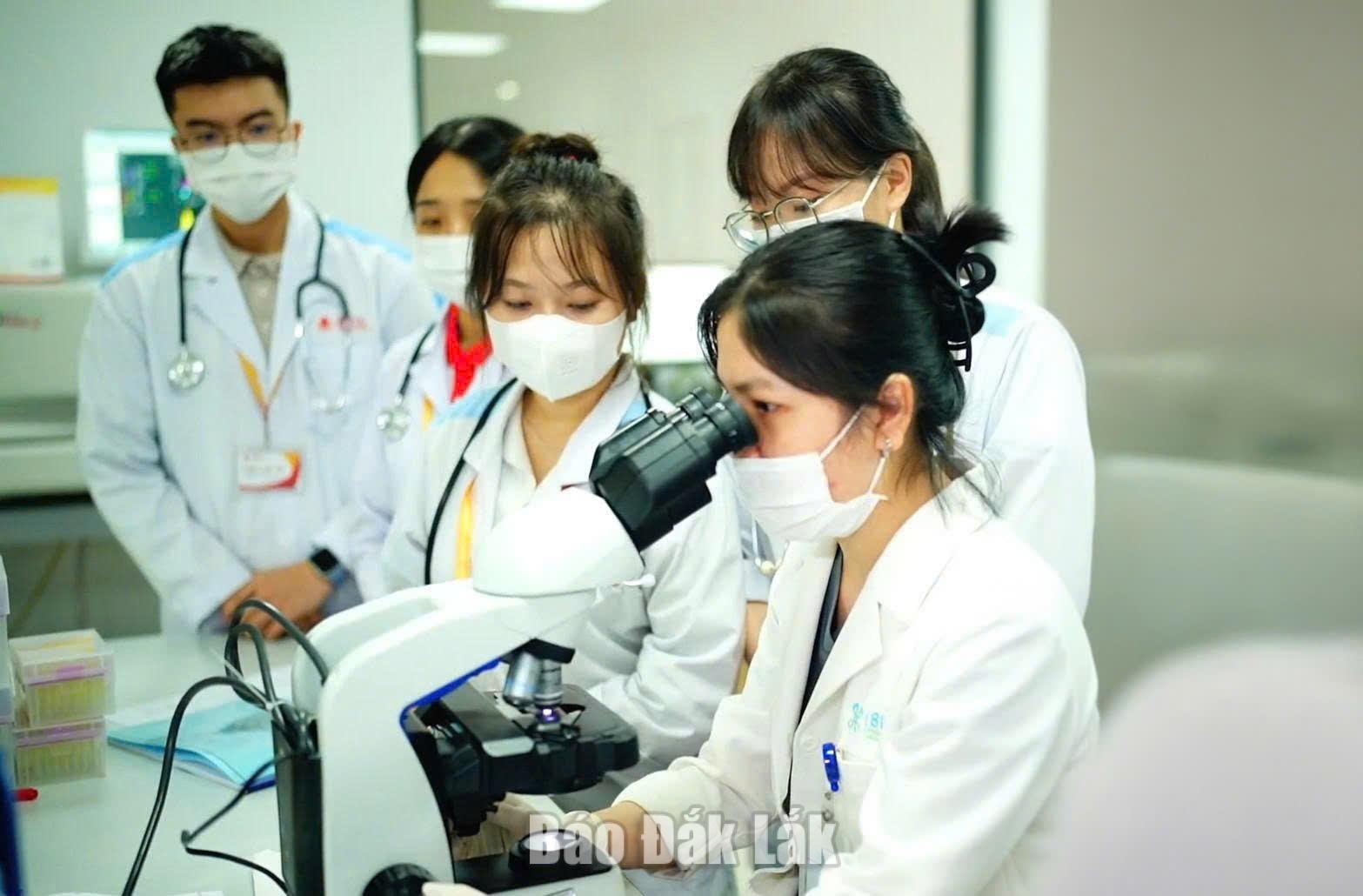 Sinh viên Trường đại học Y dược Buôn Ma Thuột học tập với các thiết bị hiện đại.