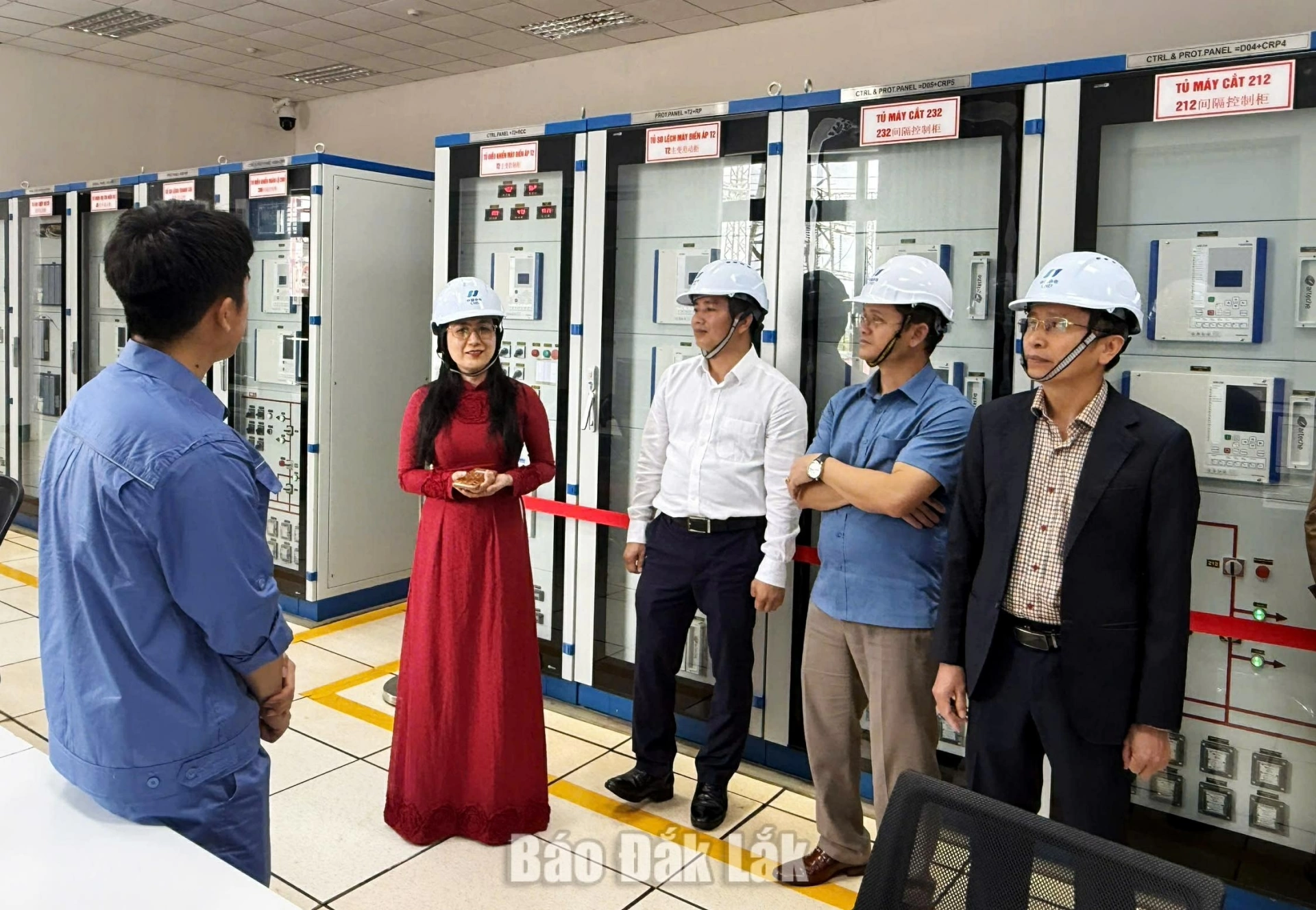 Representatives of provincial departments, agencies and relevant units visiting the control room of the Cu Ne 1, Cu Ne 2, Krong Buk 1 and Krong Buk 2 Wind Power Plant Complex.