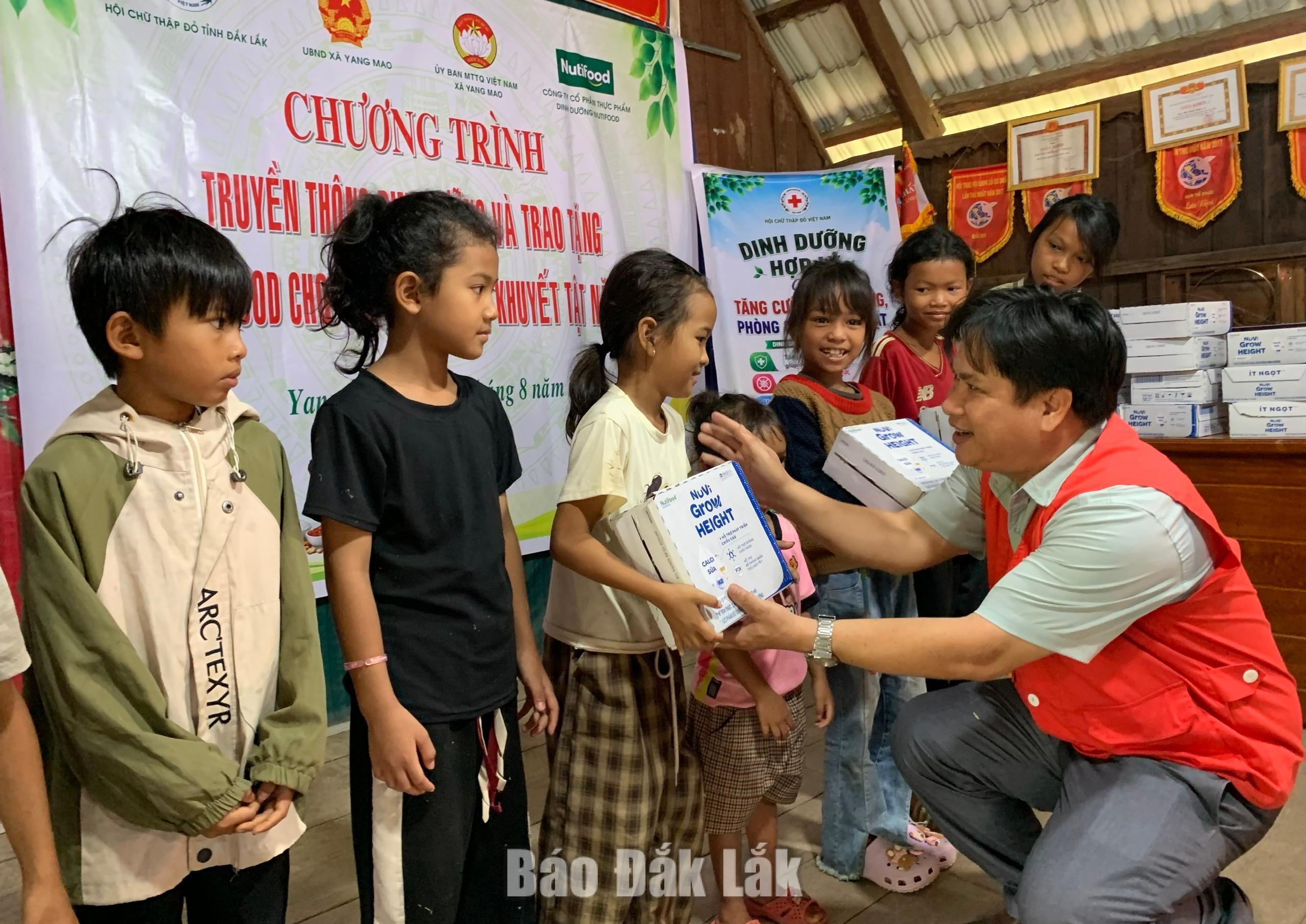 Phó Chủ tịch Hội Chữ thập đỏ tỉnh Đắk Lắk Nguyễn Hữu Sửu tặng sữa cho trẻ em có hoàn cảnh khó khăn xã Yang Mao.