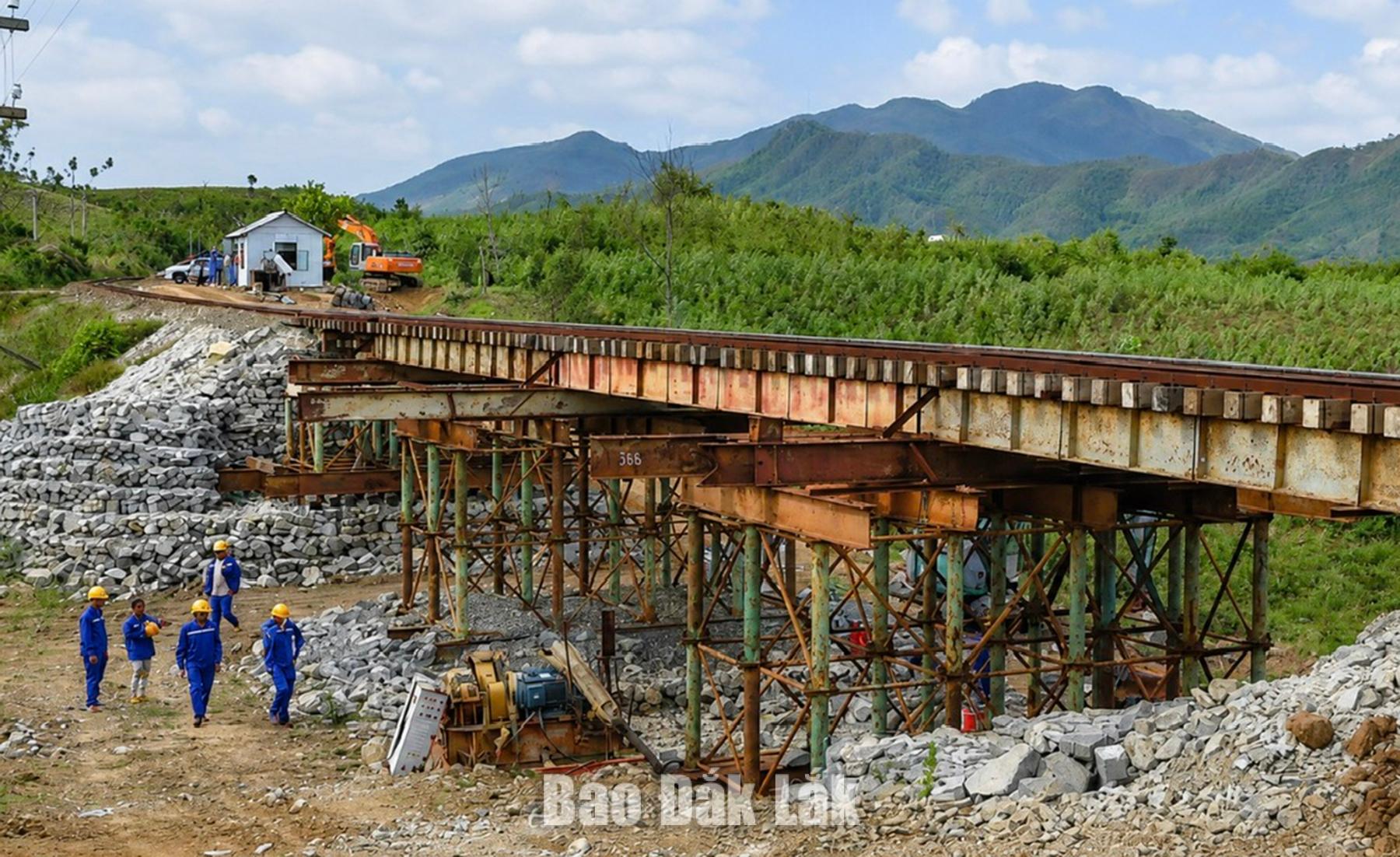 Đơn vị thi công đang xử lý hạng mục mất an toàn tại đoạn đường sắt qua xã Xuân Lãnh.