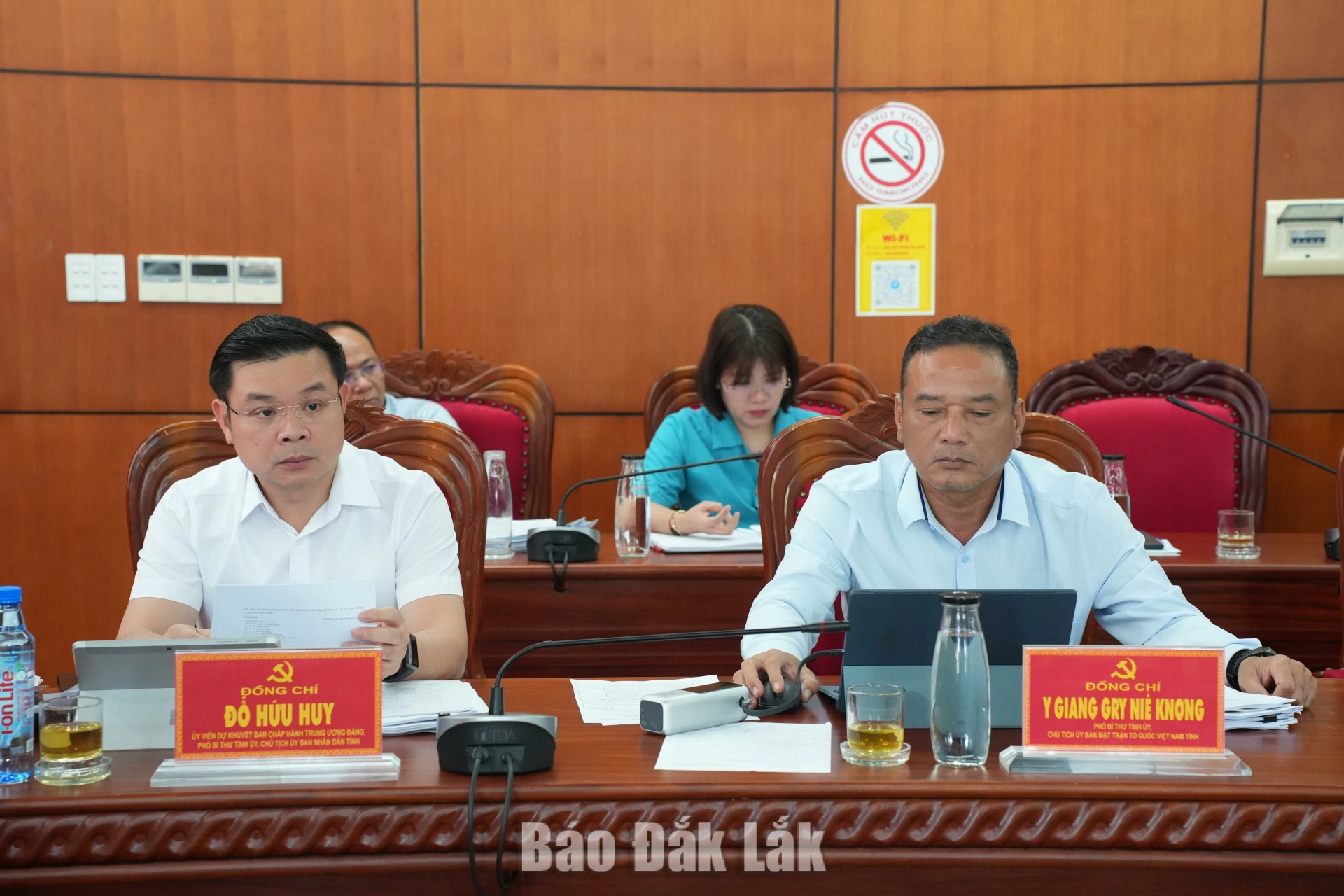 Các đồng chí Đỗ Hữu Huy, Ủy viên Dự khuyết Trung ương Đảng, Phó Bí thư Tỉnh ủy, Chủ tịch UBND tỉnh; Huỳnh Thị Chiến Hòa, Phó Bí thư Tỉnh ủy; Y Giang Gry Niê Knơng, Phó Bí thư Tỉnh ủy, Chủ tịch Ủy ban MTTQ Việt Nam tỉnh tham dự hội nghị.
