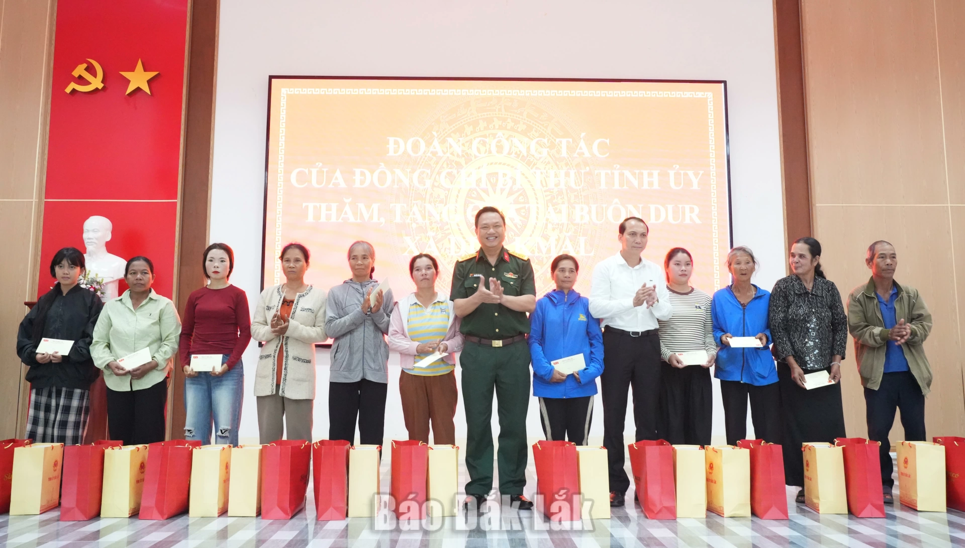 Đồng chí Nguyễn Đình Viên, Ủy viên Ban Thường vụ Tỉnh ủy, Chánh Văn phòng Tỉnh ủy và Đại tá Nguyễn Văn Hòa, Ủy viên Ban Thường vụ Tỉnh ủy, Chỉ huy trưởng Bộ Chỉ huy Quân sự tỉnh tặng quà cho các hộ nghèo, gia đình chính sách.