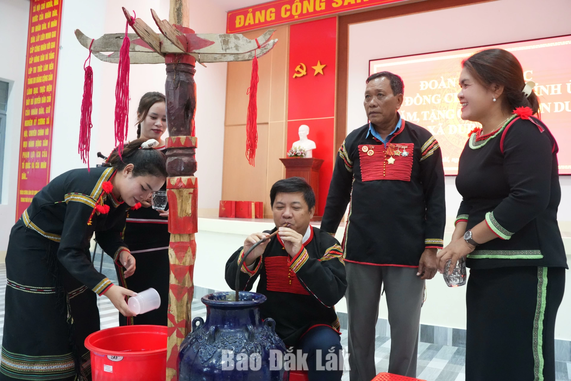 Bí thư Tỉnh ủy Lương Nguyễn Minh Triết Bí thư Tỉnh ủy cùng các thành viên đoàn công tác hòa chung niềm vui với bà con, thưởng thức rượu cần và giao lưu văn hóa truyền thống.