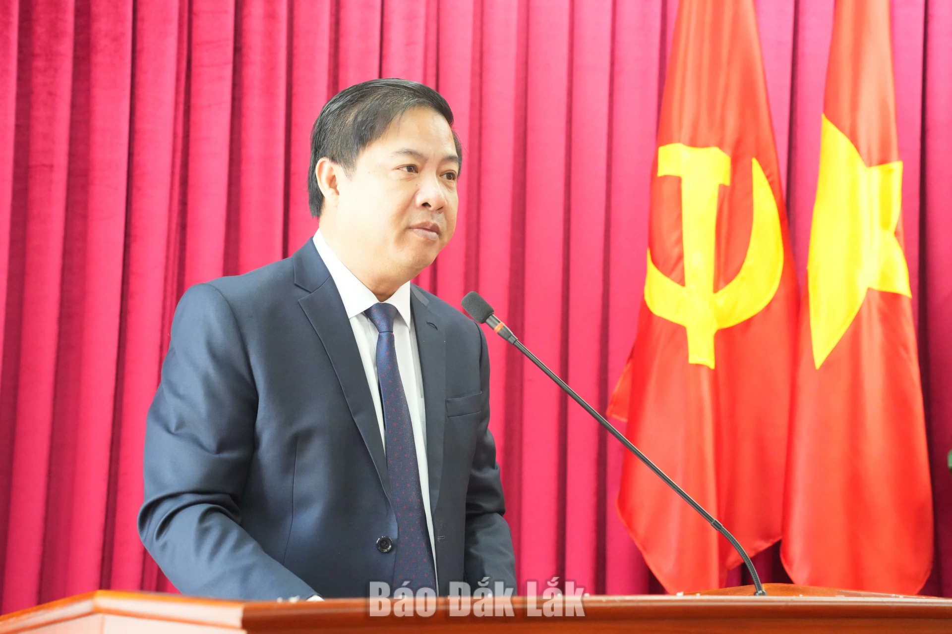 Bí thư Tỉnh ủy Lương Nguyễn Minh Triết chúc mừng các đồng chí nguyên Thường trực Tỉnh ủy được trao tặng Huy hiệu Đảng.