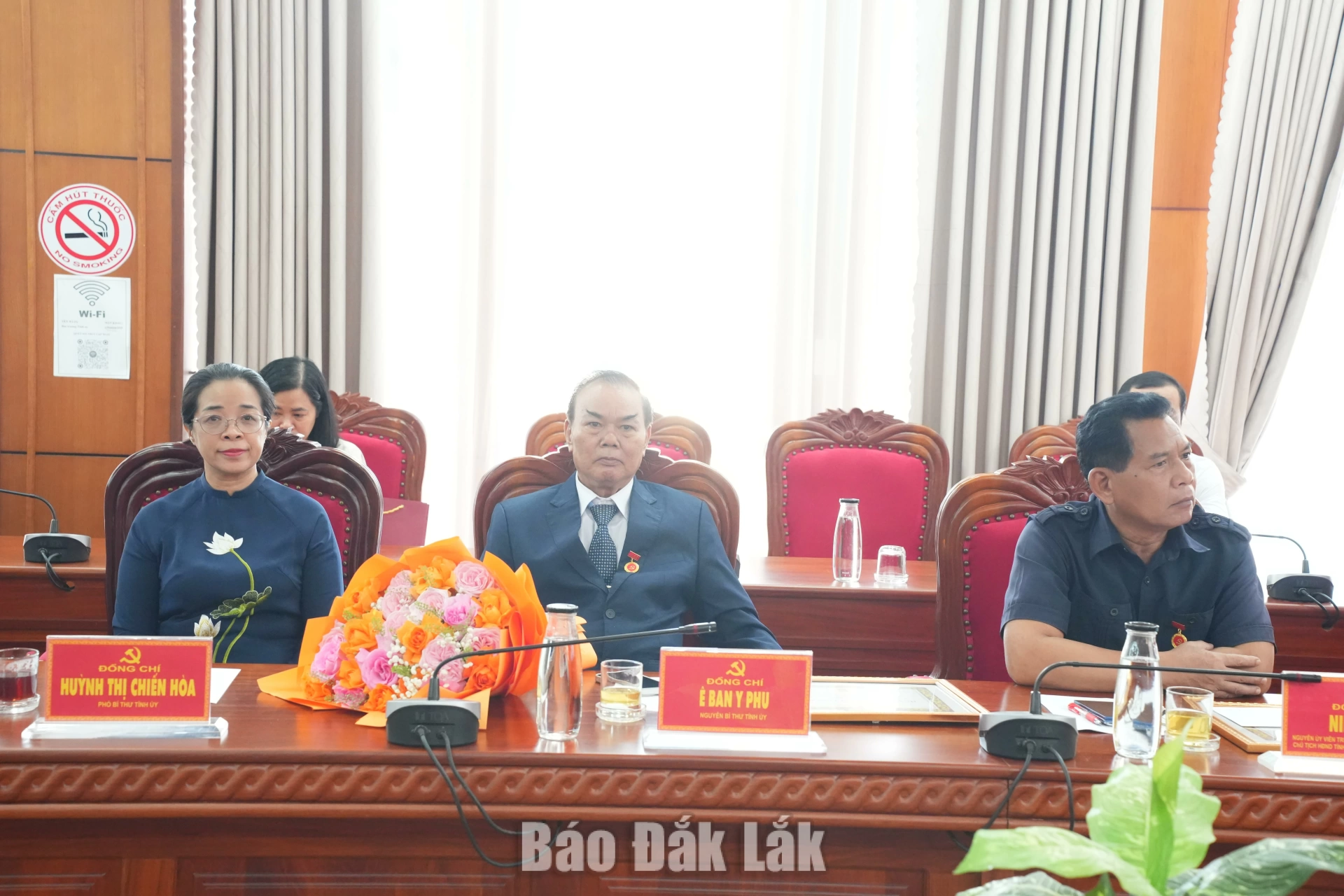 Các đại biểu dự lễ trao Huy hiệu Đảng.