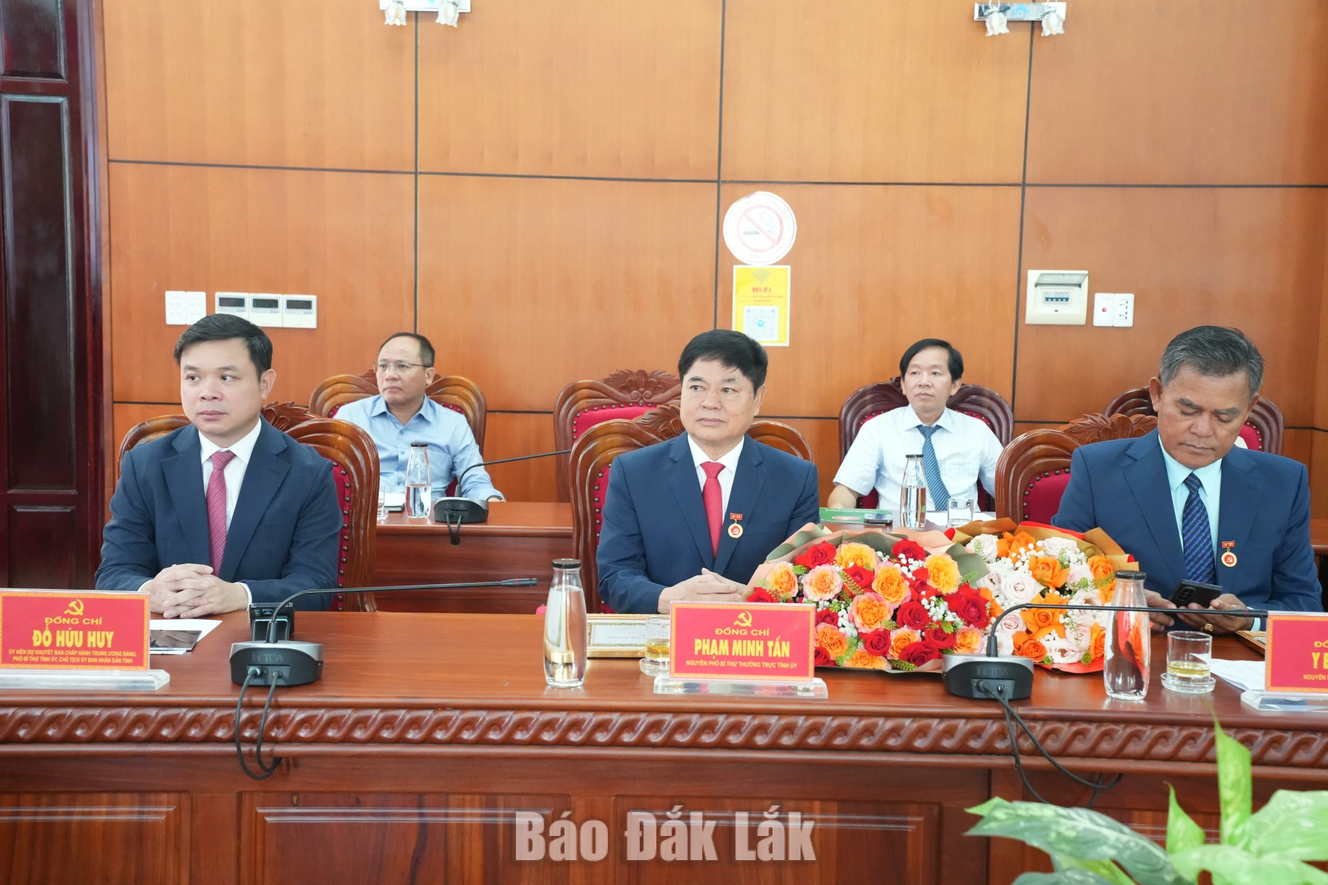 Các đại biểu dự lễ trao Huy hiệu Đảng.