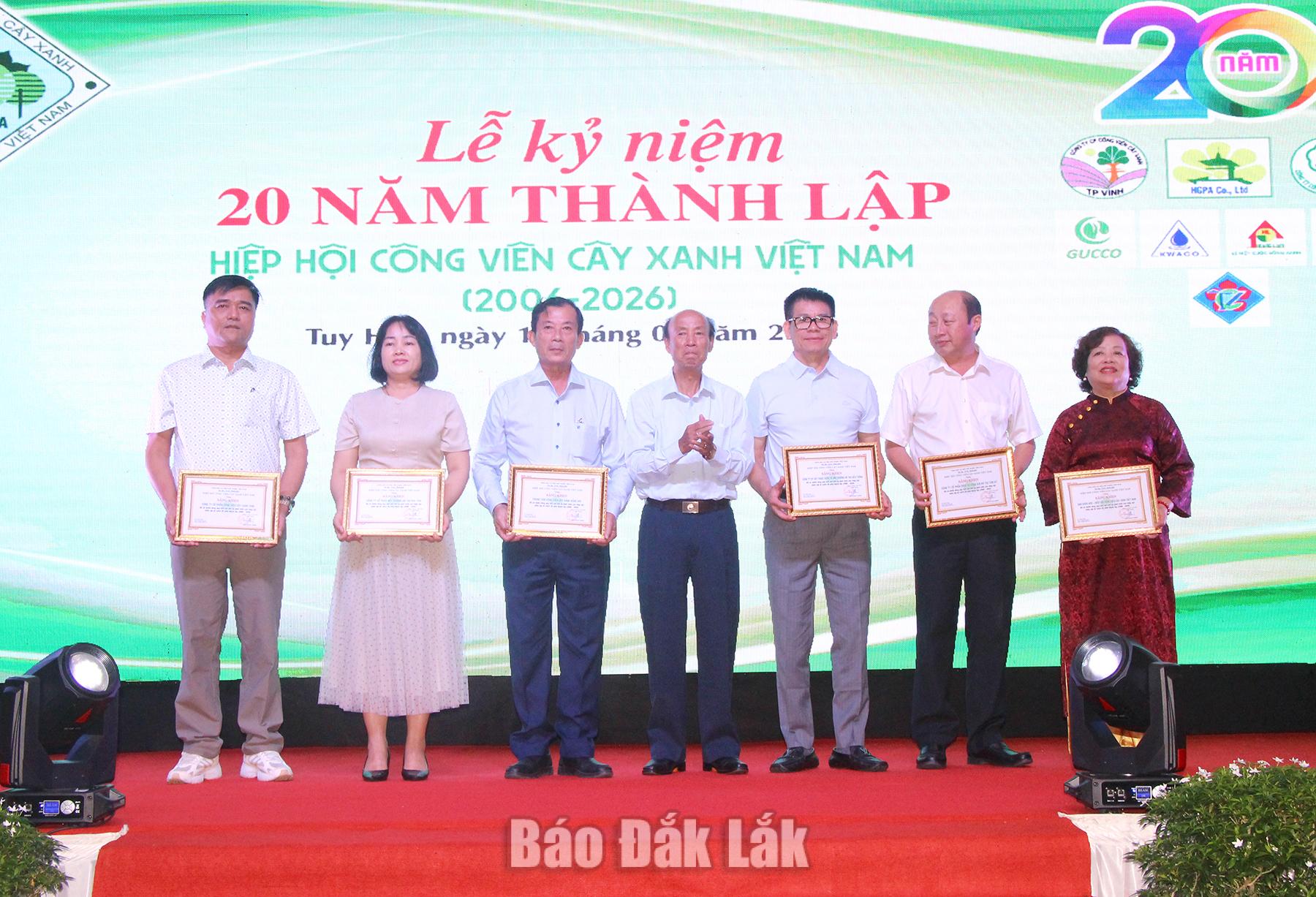 Ban tổ chức trao bằng khen cho 16 đơn vị, 1 tập thể trực thuộc và 4 hội viên cá nhân đã có nhiều đóng góp tích cực cho sự phát triển của Hiệp hội.