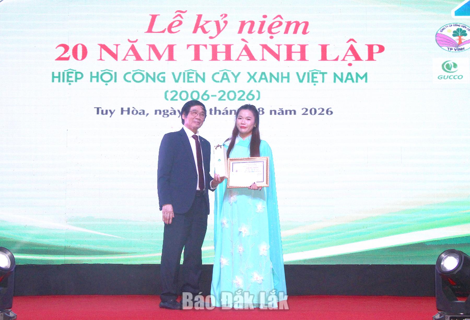 Chủ tịch Hiệp hội Công viên Cây xanh Việt Nam Trần Ngọc Chính trao giải Nhất Hội thi hát online cho thí sinh xuất sắc.