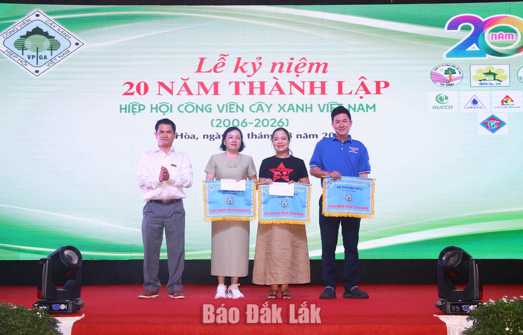 Giám đốc Công ty Cổ phần Môi trường đô thị Phú Yên trao thưởng cho các tập thể đạt giải phong trào tại Hội thao lần thứ X - năm 2026.