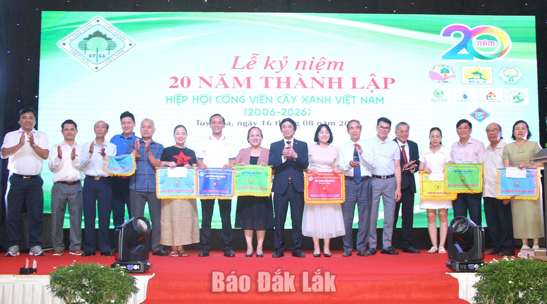 Ban tổ chức trao giải cho các tập thể đạt thành tích cao tại Hội thao lần thứ X - năm 2026.