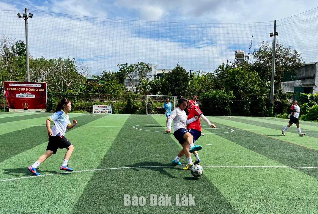 Các vận động viên đội bóng đá nữ dân tộc thiểu số xã Ea Păl hăng say luyện tập.