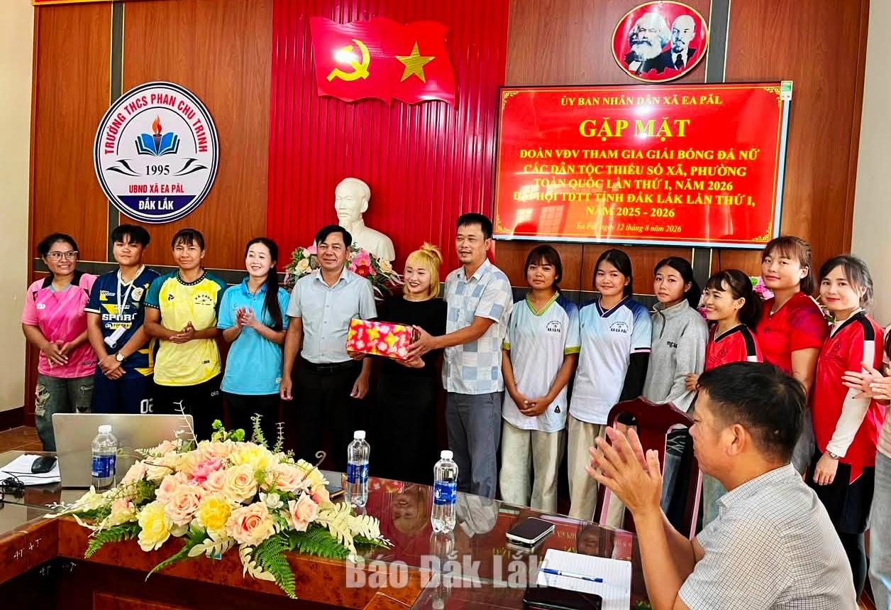 Lãnh đạo xã Ea Păl tặng quà động viên các thành viên đội bóng đá nữ chuẩn bị đi thi đấu.