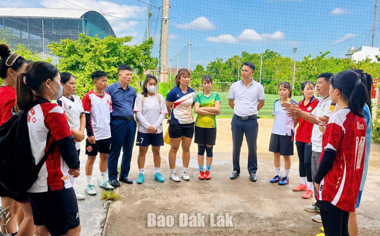 Ban huấn luyện thường xuyên theo dõi, điều chỉnh nội dung tập luyện cho toàn đội.