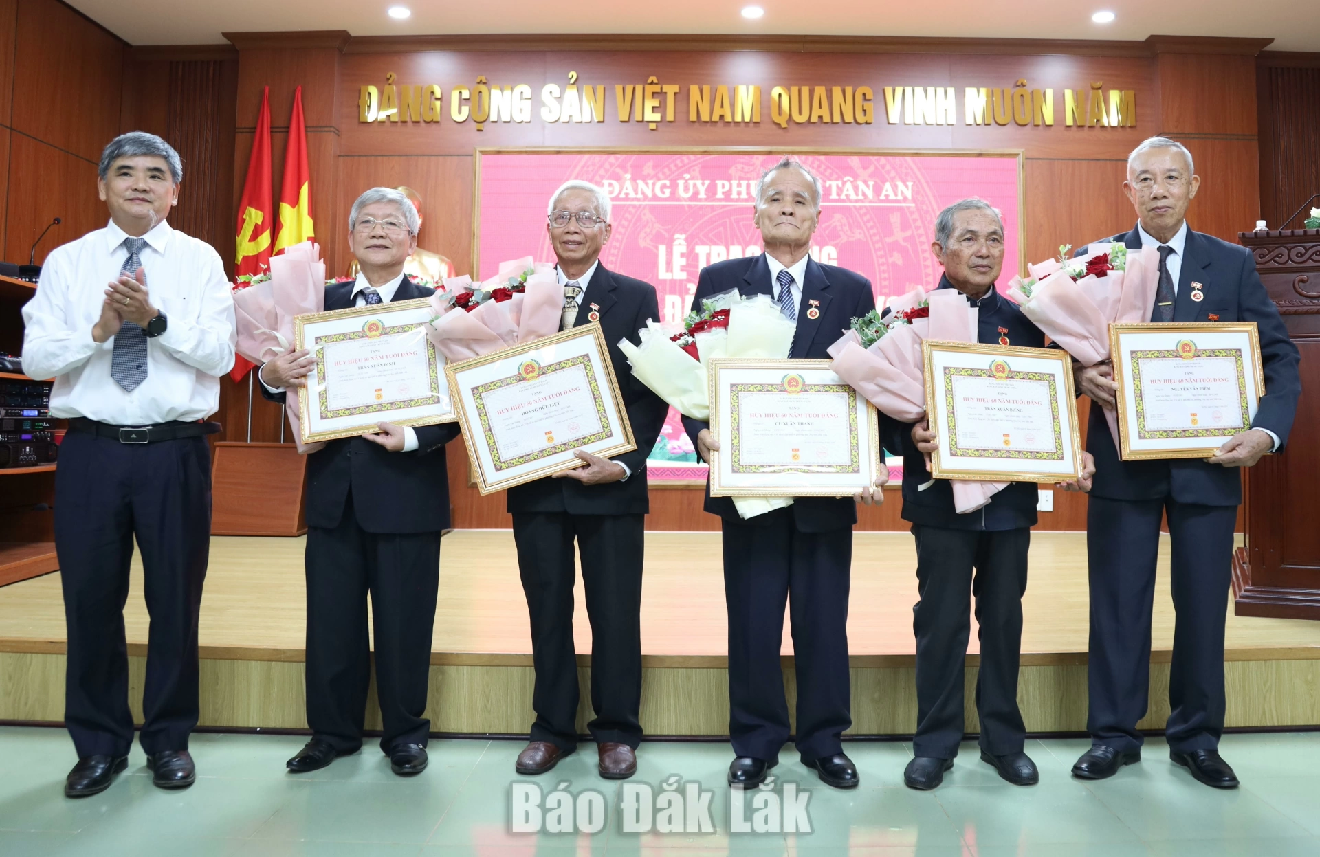 í thư Đảng ủy, Chủ tịch HĐND phường Tân An Nguyễn Đức Vinh trao Huy hiệu đảng cho các đảng viên 60 năm tuổi Đảng.