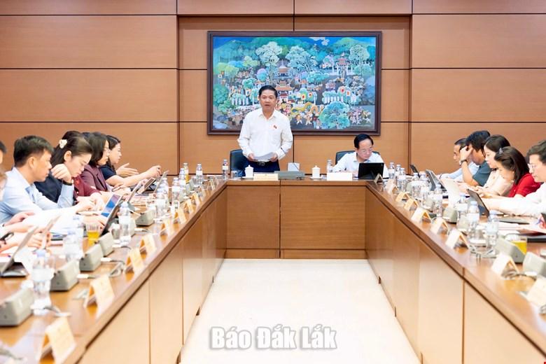 Đồng chí Lương Nguyễn Minh Triết, Ủy viên Trung ương Đảng, Bí thư Tỉnh ủy, Trưởng Đoàn ĐBQH tỉnh Đắk Lắk điều hành nội dung phiên thảo luận tại Tổ 16. Ảnh: Đoàn ĐBQH tỉnh cung cấp