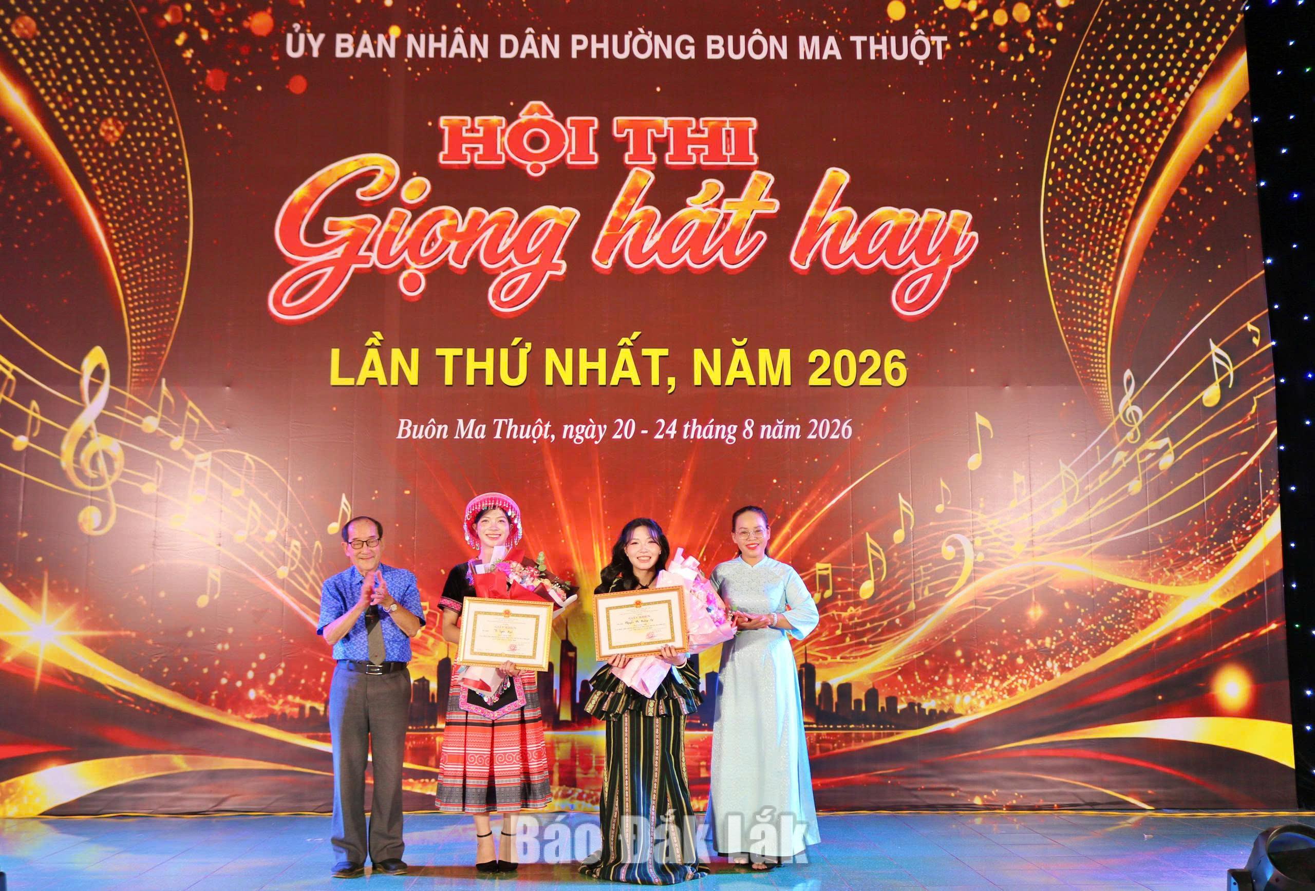 Thí sinh Nguyễn Thị Trường Vy và thí sinh H Uyên Byă nhận giải Nhì hội thi.