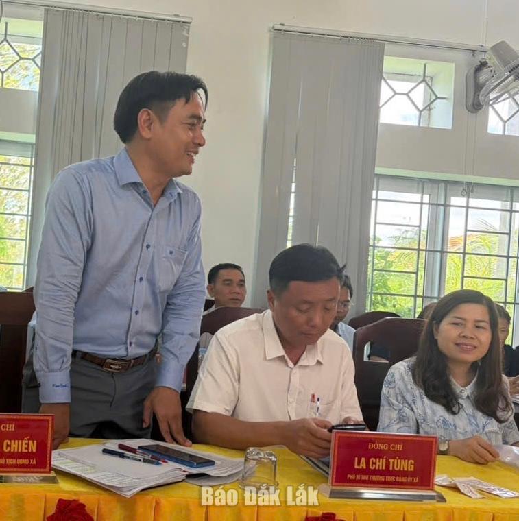 Chủ tịch UBND xã Tây Sơn Sô Minh Chiến phát biểu tại buổi làm việc với đoàn giám sát. 