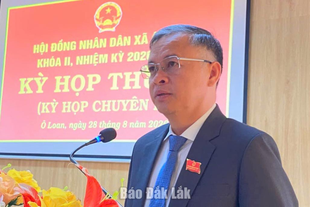 Bí thư Đảng ủy, Chủ tịch HĐND xã Ô Loan Nguyễn Văn Tĩnh phát biểu tại kỳ họp.