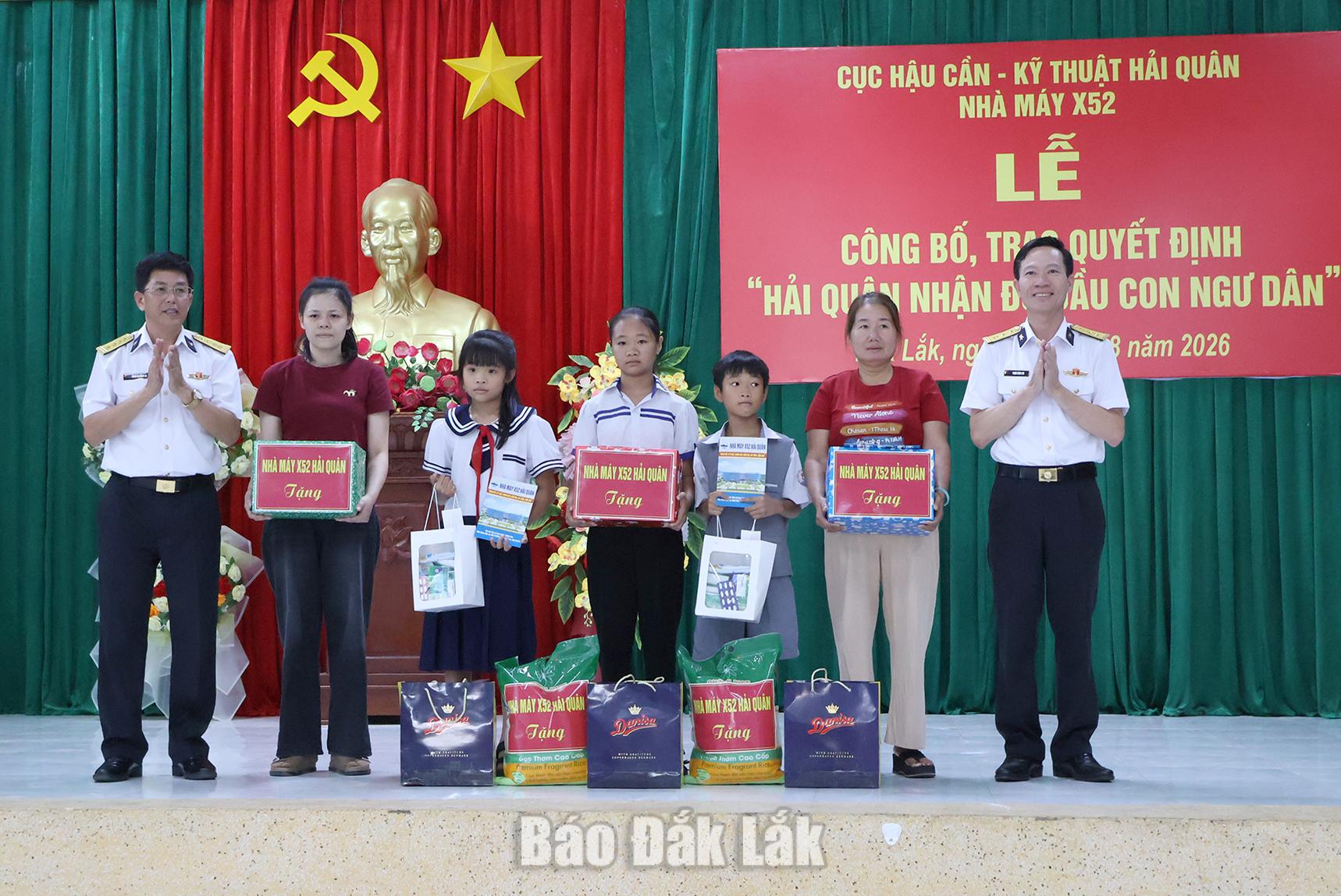 
Lãnh đạo Nhà máy X52 trao quà cho gia đình và 3 em học sinh nhận đỡ đầu.

