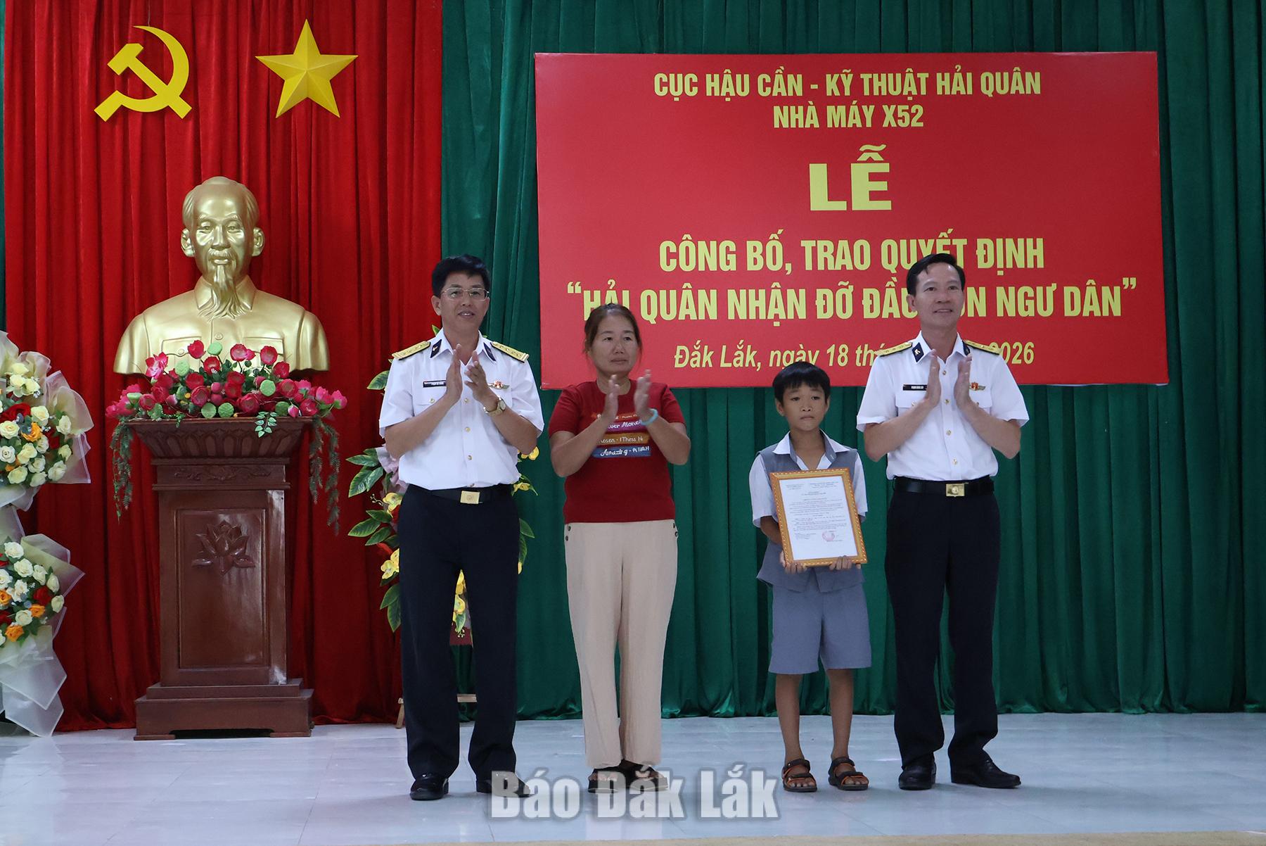 Lãnh đạo Nhà máy X52 Cục Hậu cần - Kỹ thuật trao Quyết định nhận đỡ đầu cho em Hồ Thiên Bảo.