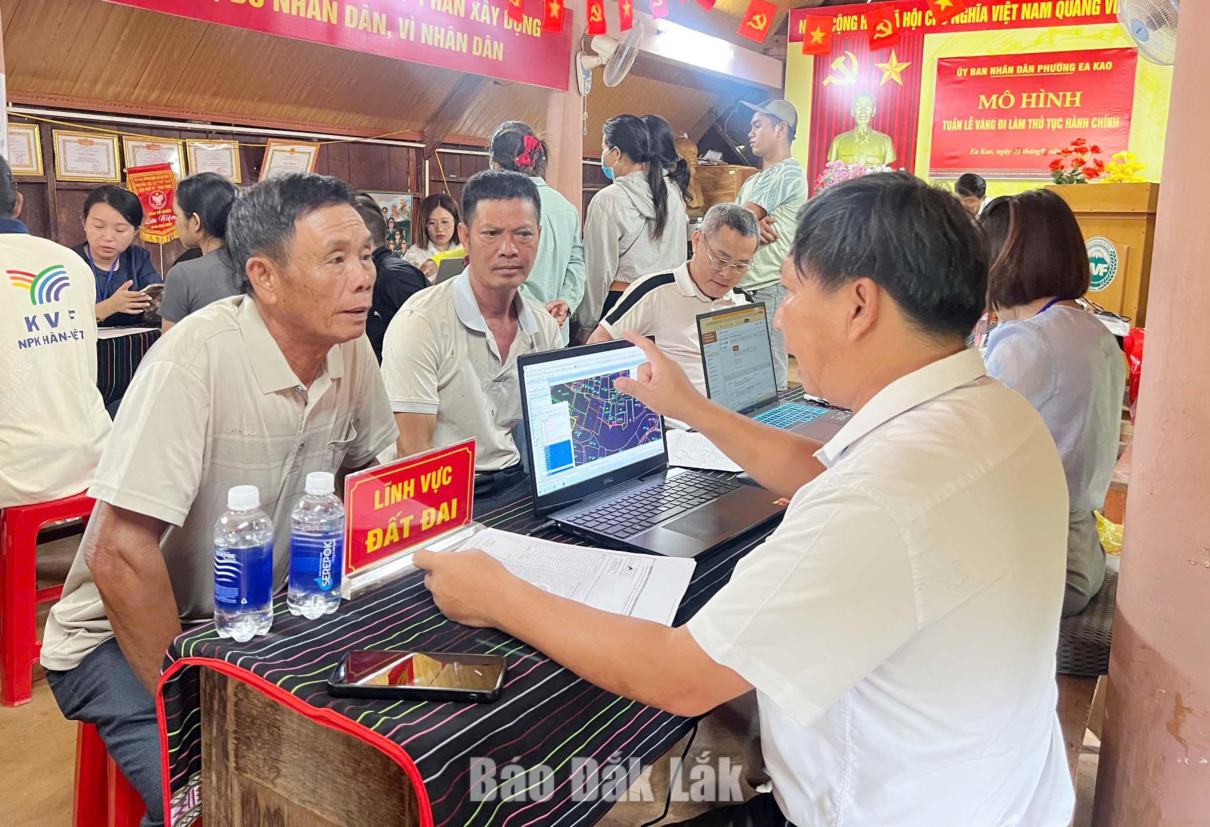 Người dân buôn Cư Êbông được cán bộ phường hướng dẫn làm thủ tục về lĩnh vực đất đai.