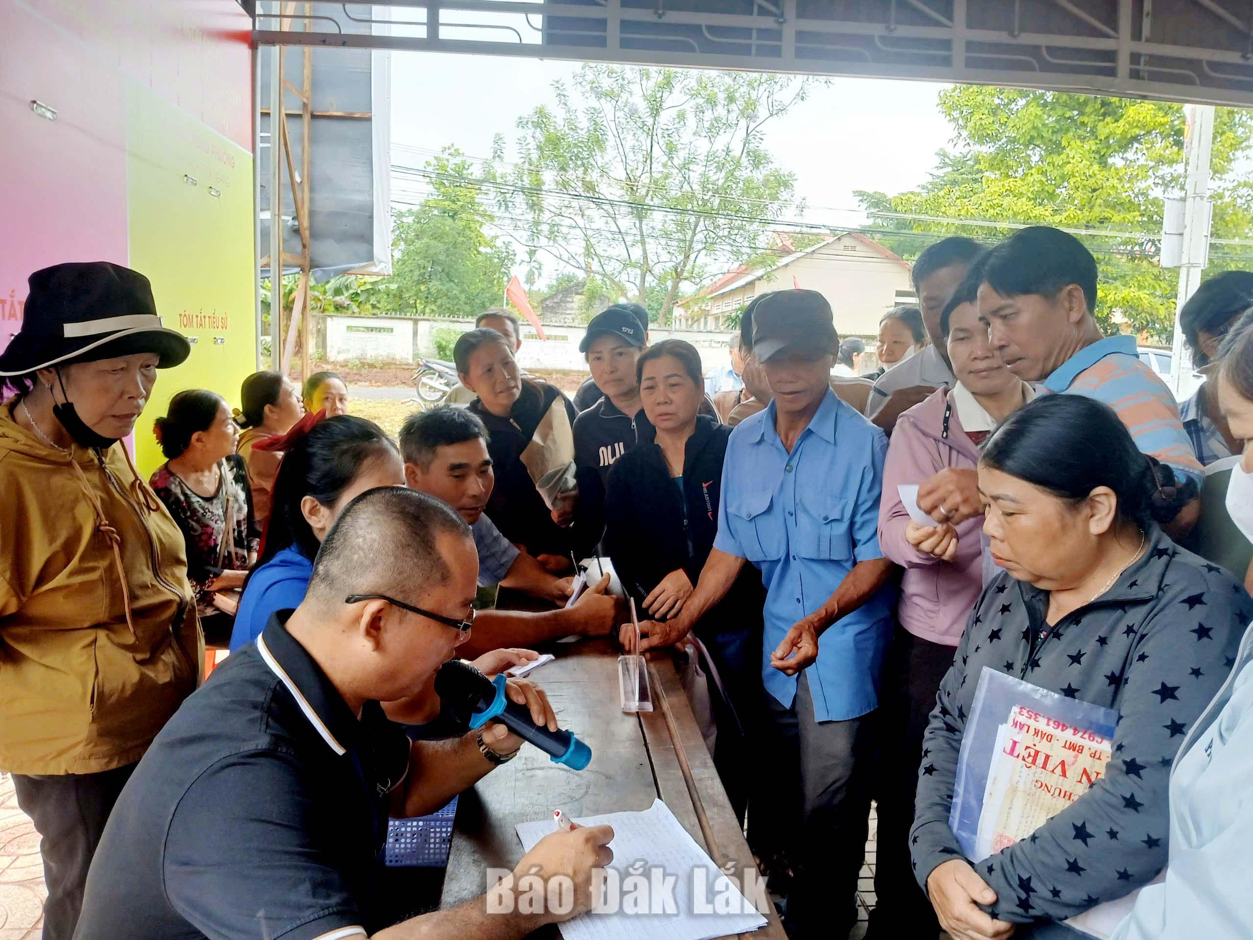 Người dân Tổ dân phố Cao Thắng (phường Ea Kao) chờ lấy số thứ tự để làm thủ tục hành chính. 