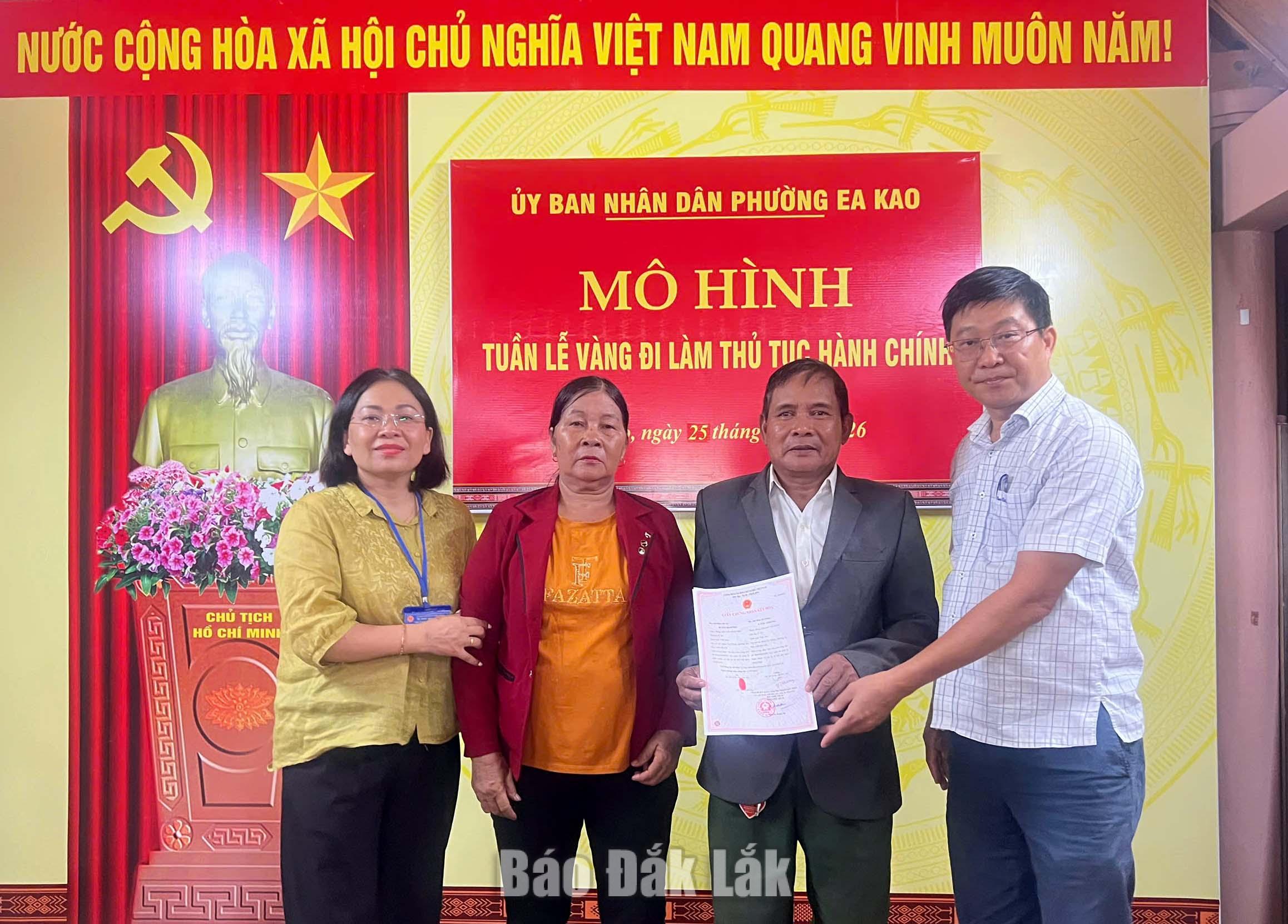 Phó Chủ tịch UBND phường Ea Kao Nguyễn Xuân Nở (bìa phải) trao giấy chứng nhận kết hôn cho công dân buôn Cư Êbông.