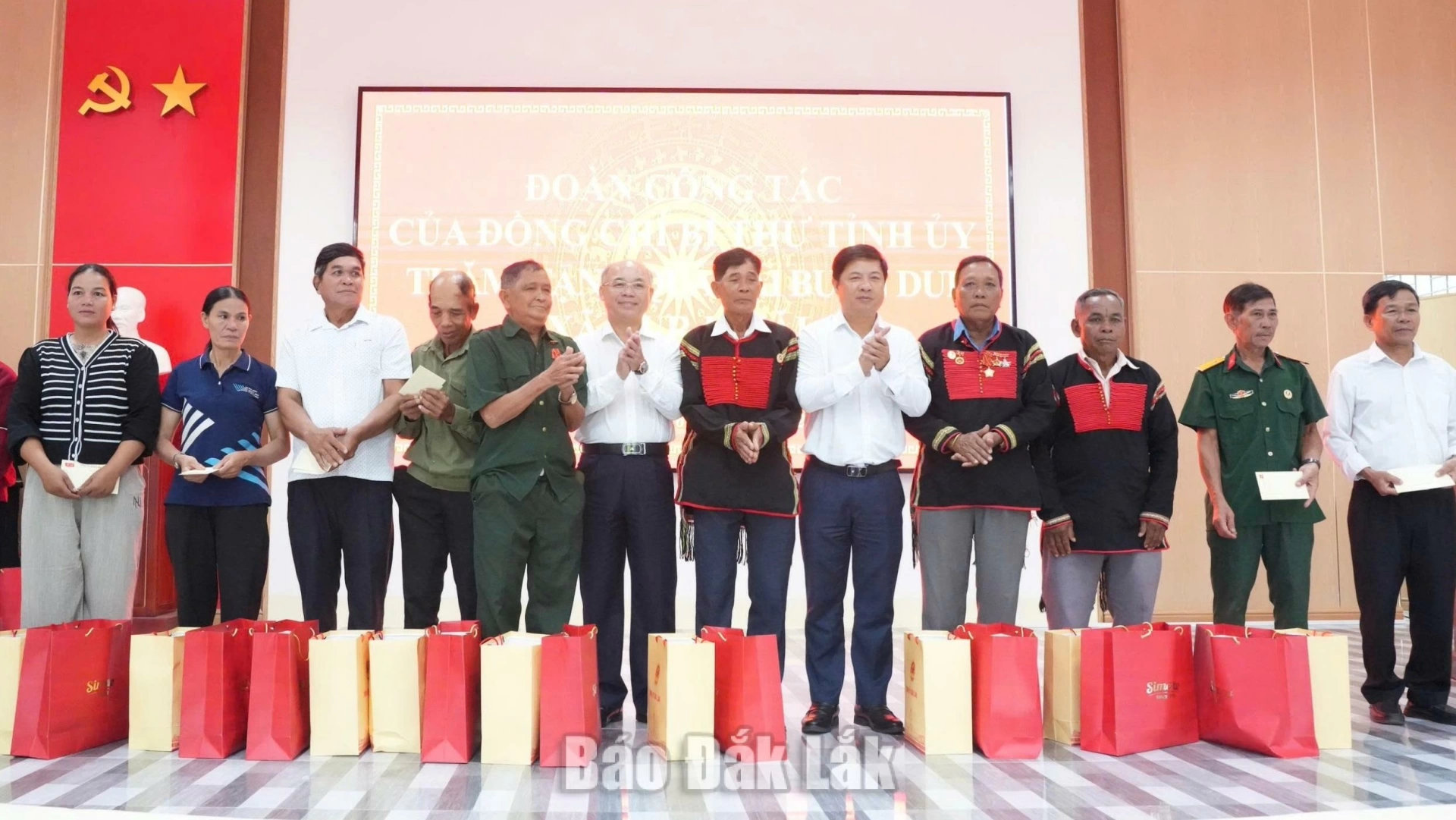 Đồng chí Lương Nguyễn Minh Triết, Ủy viên Trung ương Đảng, Bí thư Tỉnh ủy, Trưởng Đoàn ĐBQH tỉnh và đồng chí Trương Công Thái, Phó Chủ tịch UBND tỉnh trao quà cho các hộ dân.