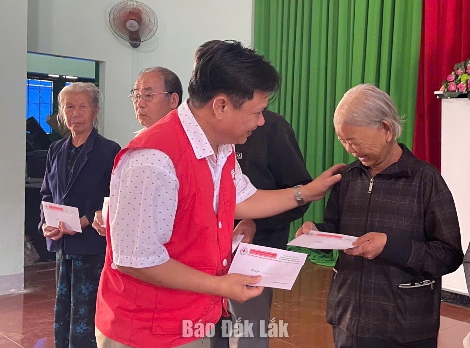 Phó Chủ tịch Hội Chữ thập đỏ tỉnh Đắk Lắk Nguyễn Hữu Sửu trao quà cho người dân xã Krông Bông.
