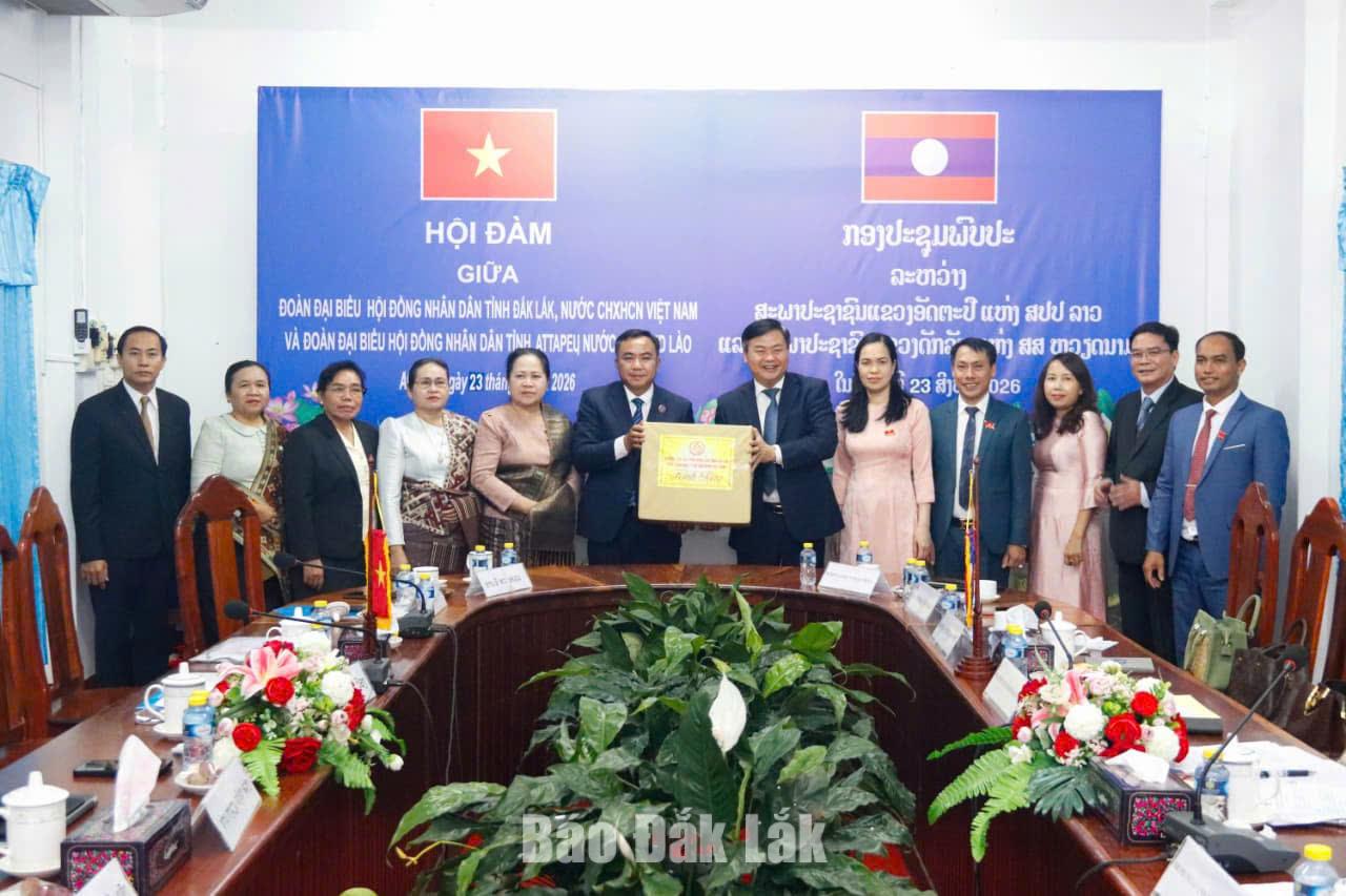Đoàn công tác của HĐND tỉnh Đắk Lắk tặng quà Thường trực HĐND tỉnh Attapeu. Ảnh: HĐND tỉnh cung cấp