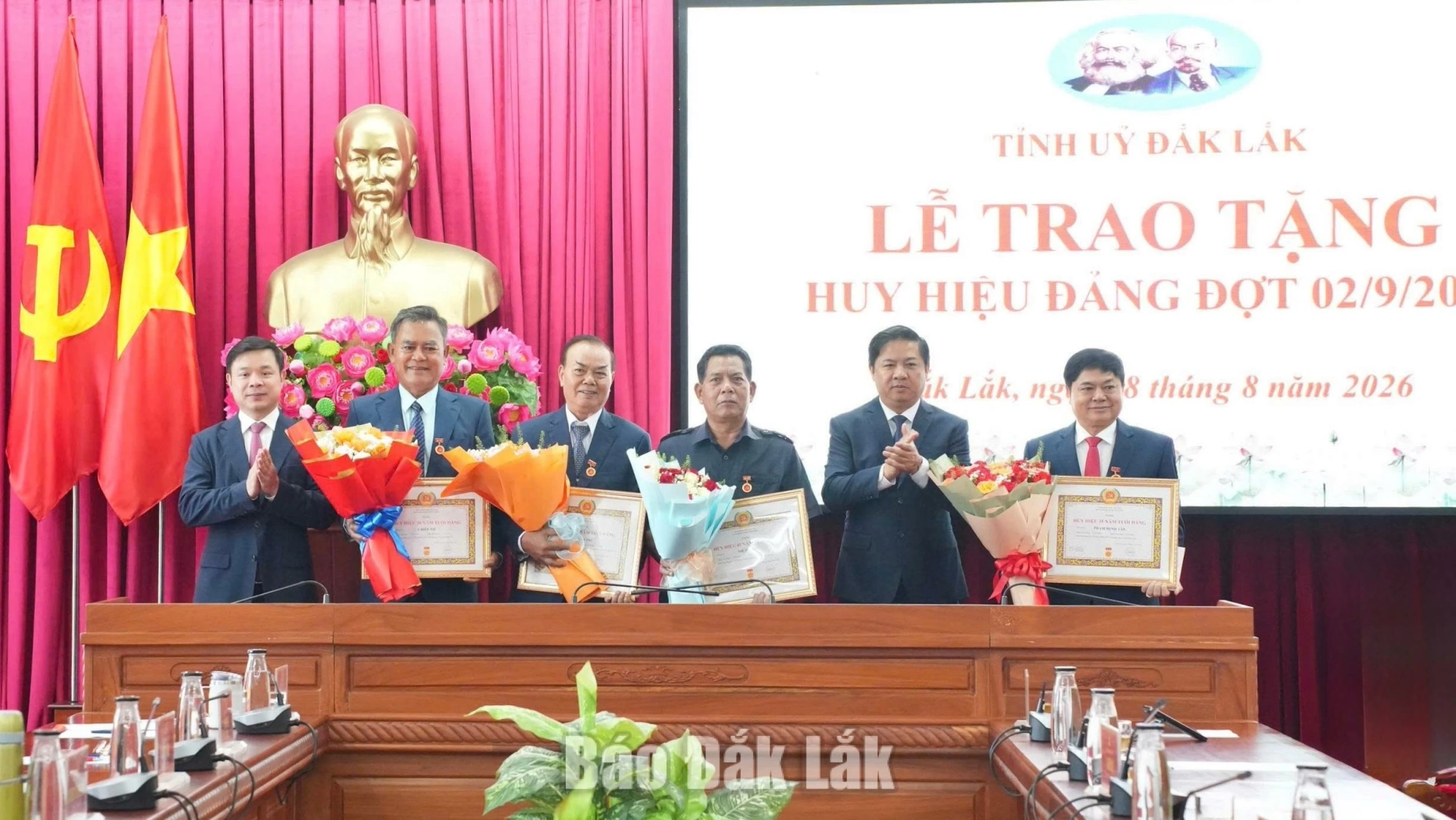 Bí thư Tỉnh ủy Lương Nguyễn Minh Triết và Chủ tịch UBND tỉnh Đỗ Hữu Huy trao tặng Huy hiệu Đảng cho các đồng chí nguyên Thường trực Tỉnh ủy Đắk Lắk.