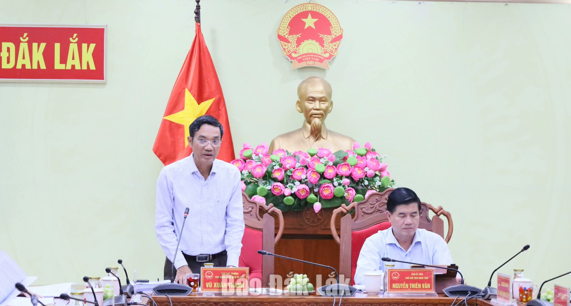 Ông Vũ Xuân Thành, Phó Cục trưởng Cục Đê điều và Phòng, chống thiên tai phát biểu ý kiến tại cuộc họp.