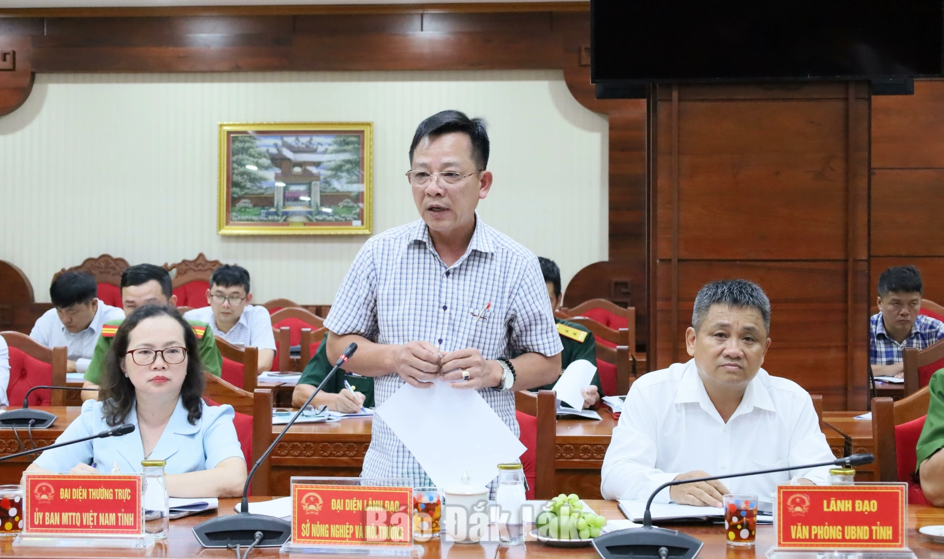 Phó Giám đốc Sở Nông nghiệp và Môi trường Nguyễn Thanh Phong báo cáo tình hình phòng chống thiên tai trên địa bàn tỉnh.