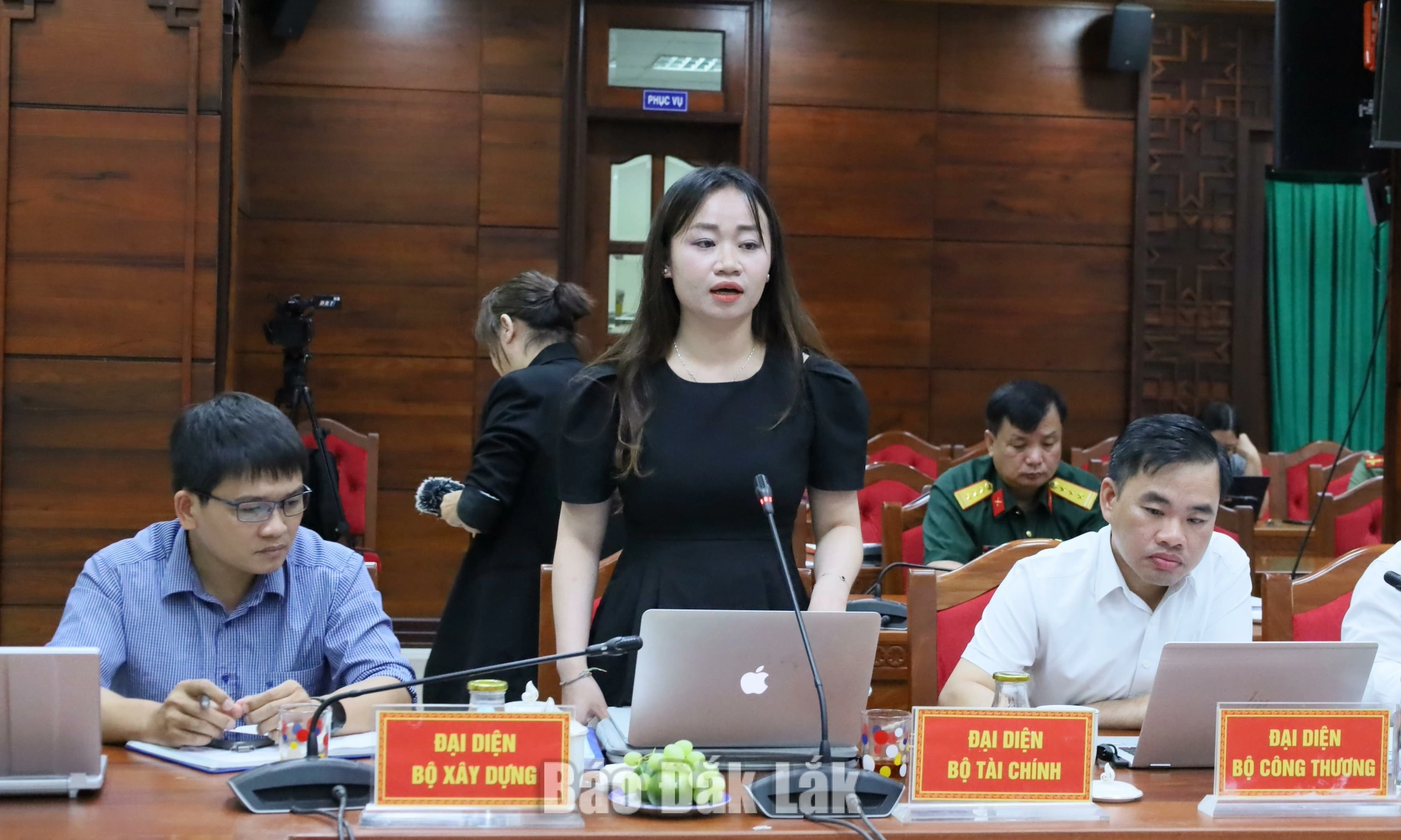 Đại diện Bộ Tài chính phát biểu ý kiến.