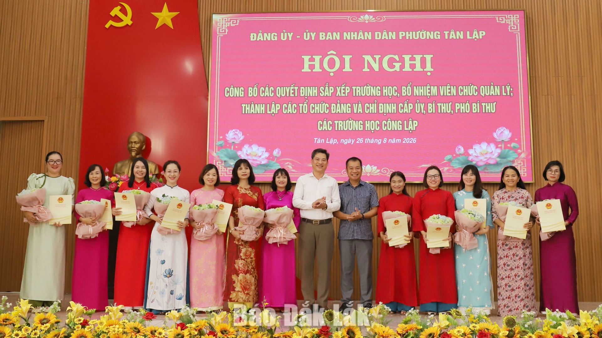 Lãnh đạo phường Tân Lập trao quyết định bổ nhiệm các phó hiệu trưởng 