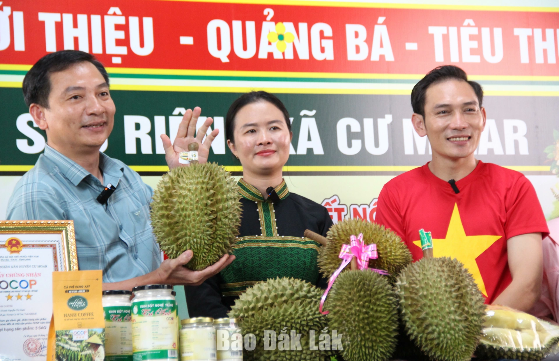 Phó Bí thư Đảng ủy, Phó Chủ tịch UBND xã Cư Mgar cùng lên sóng livestream bán hàng online.