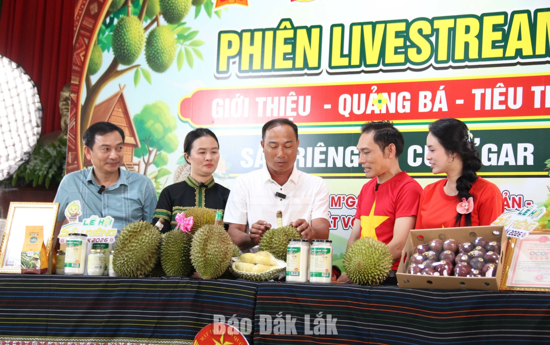 Phiên livestream giới thiệu sản phẩm trong sáng 17/8 của lãnh đạo, nông dân trong xã.