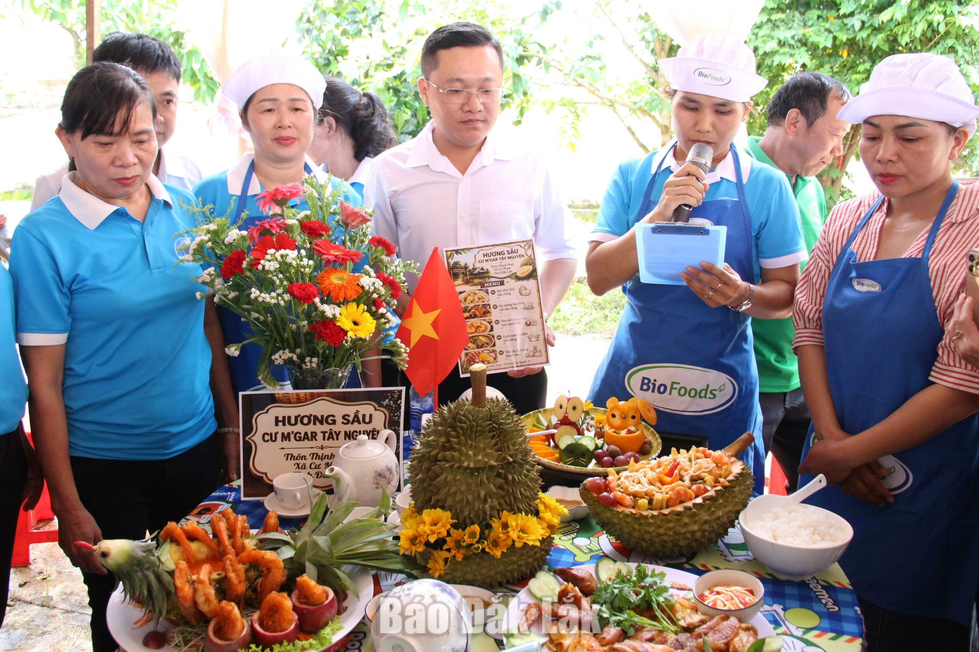 Người dân thôn Thịnh Phát thi ẩm thực Mâm cơm gia đình.